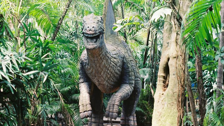 Großer Dinosaurier im Park.