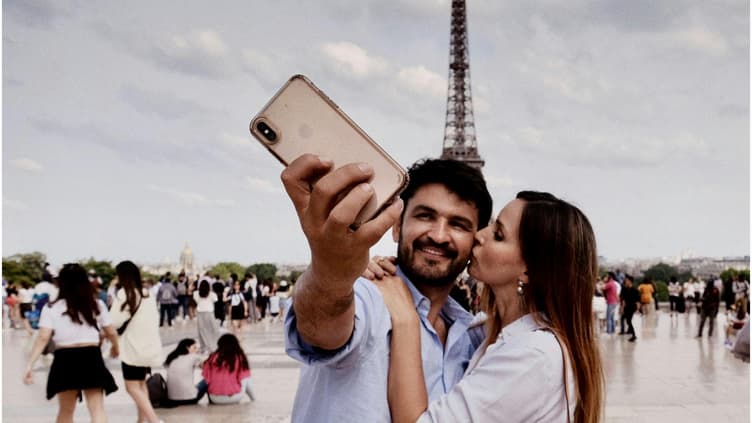 Paar macht ein Selfie vor dem Eiffelturm