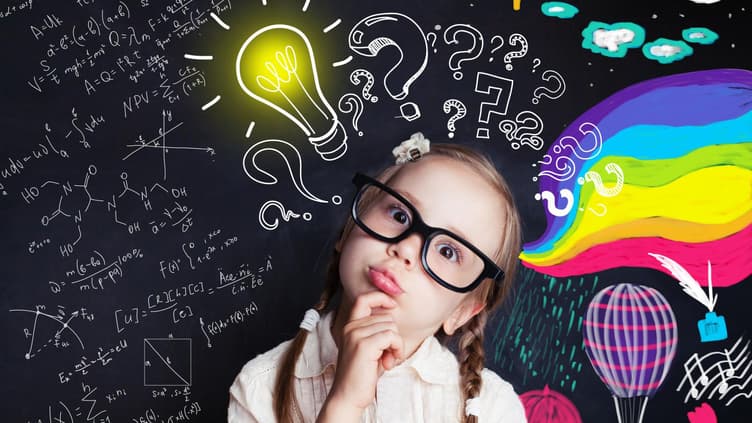 Kleines Mädchen mit Brille und Glühbirne über dem Kopf.