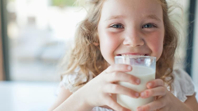 Ein Mädchen liebt Mandeldrink.