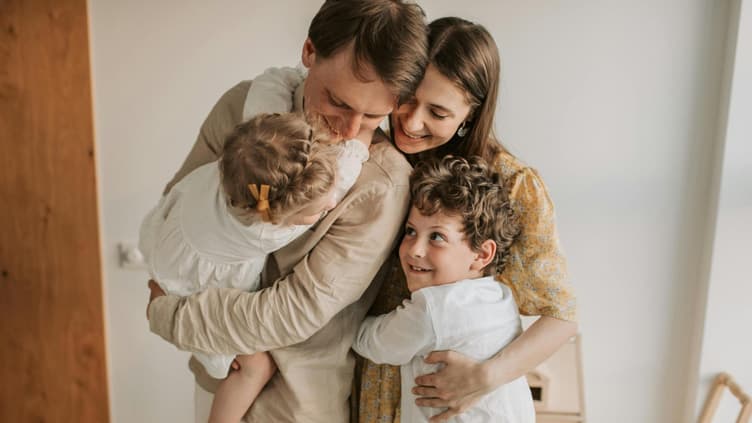 Glückliche vierköpfige Familie