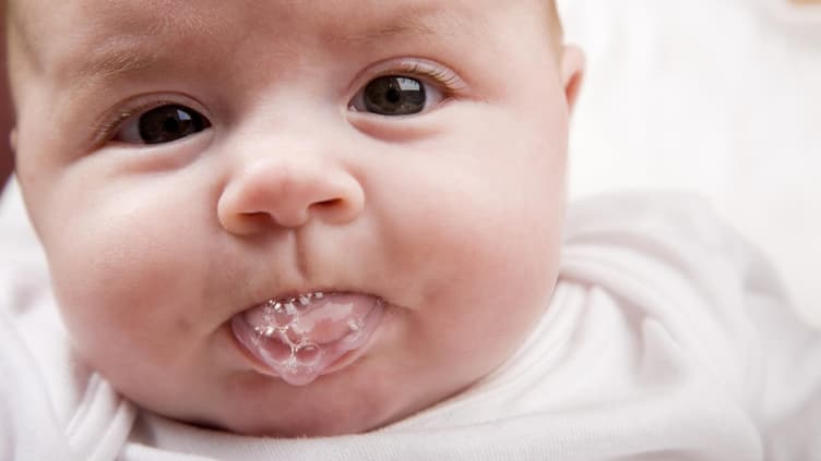 Baby macht Spuckebläschen.