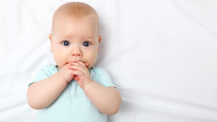 Baby guckt überrascht.