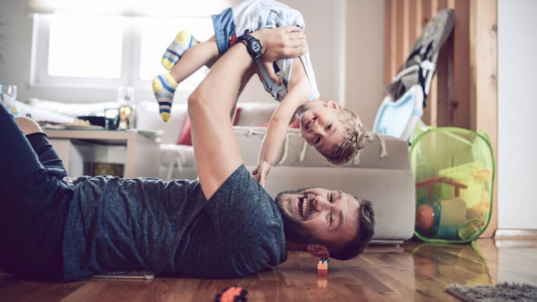 Papa tobt mit seinem Kind.