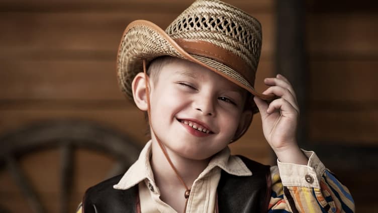 Ein kleiner Junge als Cowboy