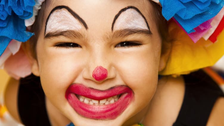 Ein als Clown geschminktes Kind.
