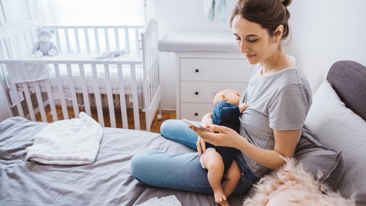 Ein kurzer Blick aufs Handy ist beim Stillen natürlich nicht schlimm, aber bitte nicht dauerhaft abgelenkt sein. 