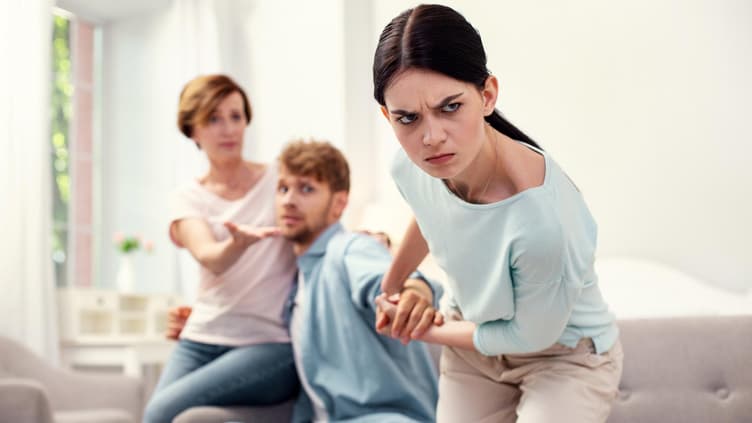 Frau und Schwiegermutter streiten um Mann.