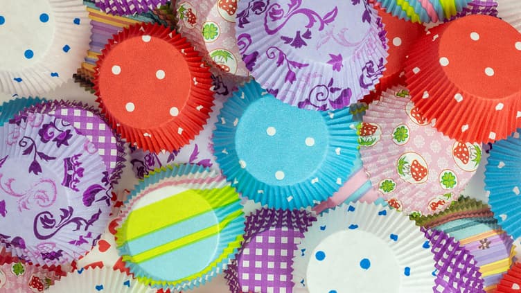 Muffinförmchen aus Papier lassen sich im Sommer prima umfunktionieren.