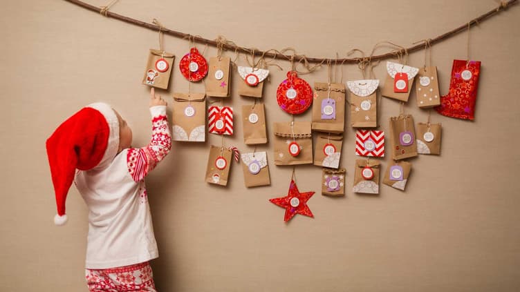 Kleines Kind mit selbst gemachtem Adventskalender.