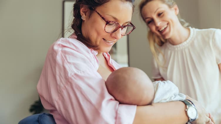 Eine Hebamme beim Wochenbettbesuch