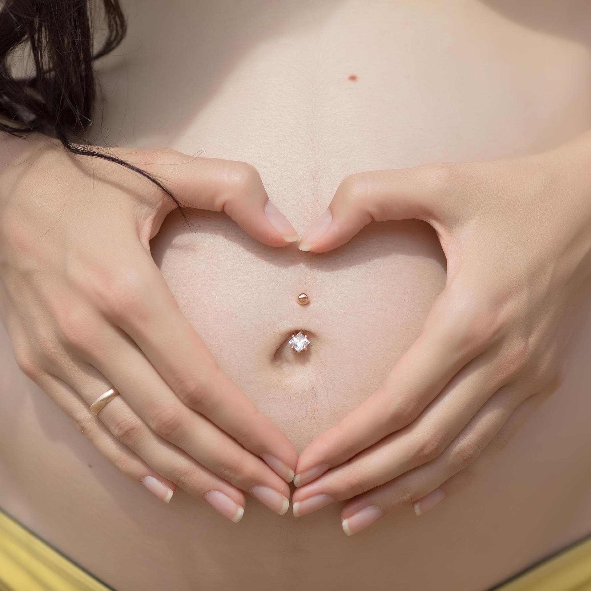 Ein Bauchnabelpiercing in der Schwangerschaft