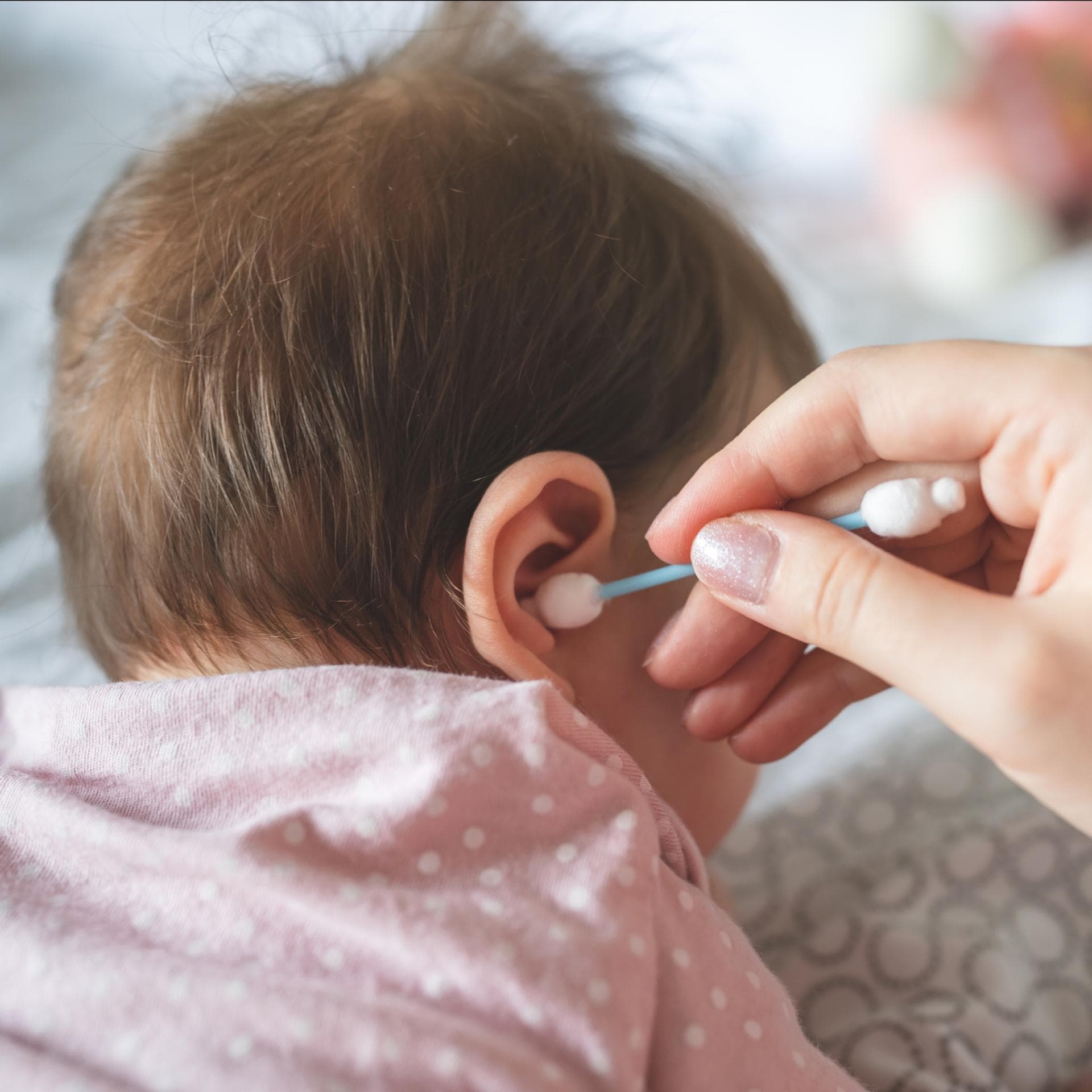 Darf man mit Wattestäbchen Babys Ohren säubern?