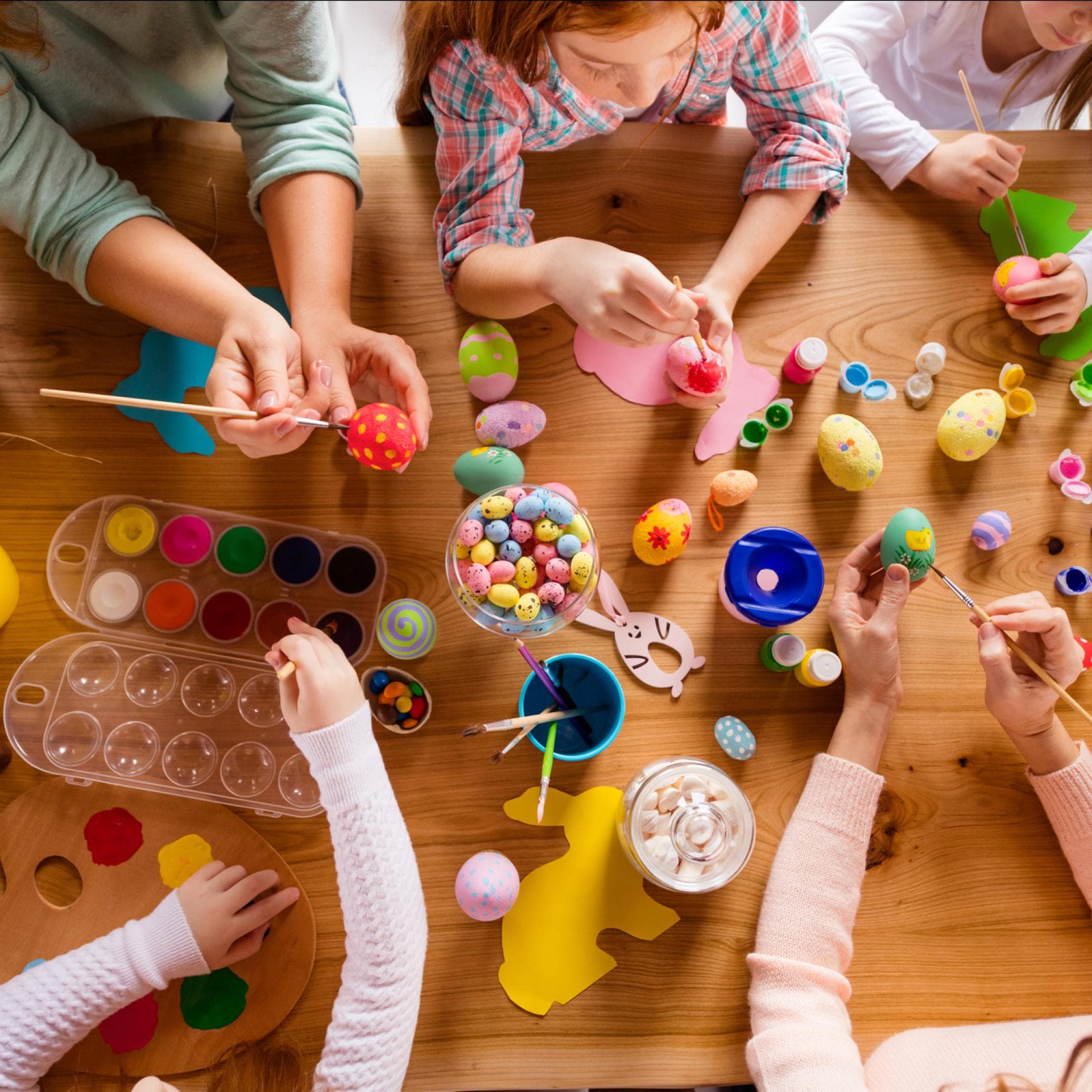 Kinder, die Ostereier bemalen