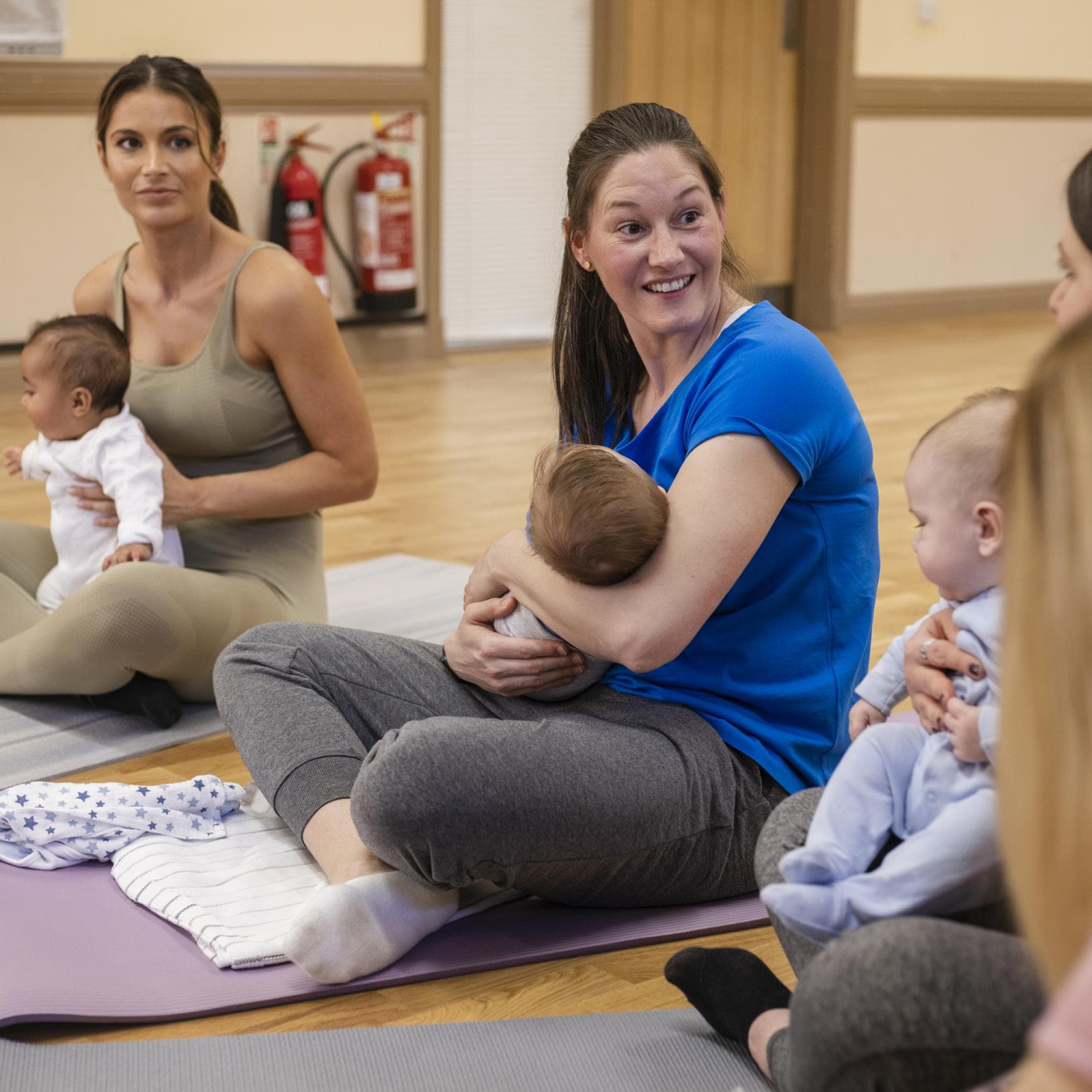 Mütter vergleichen ihren Nachwuchs im Babykurs. 