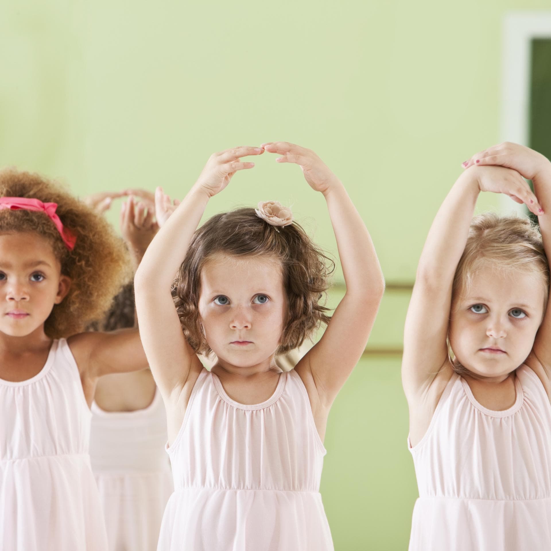 Kinder beim Ballettunterricht