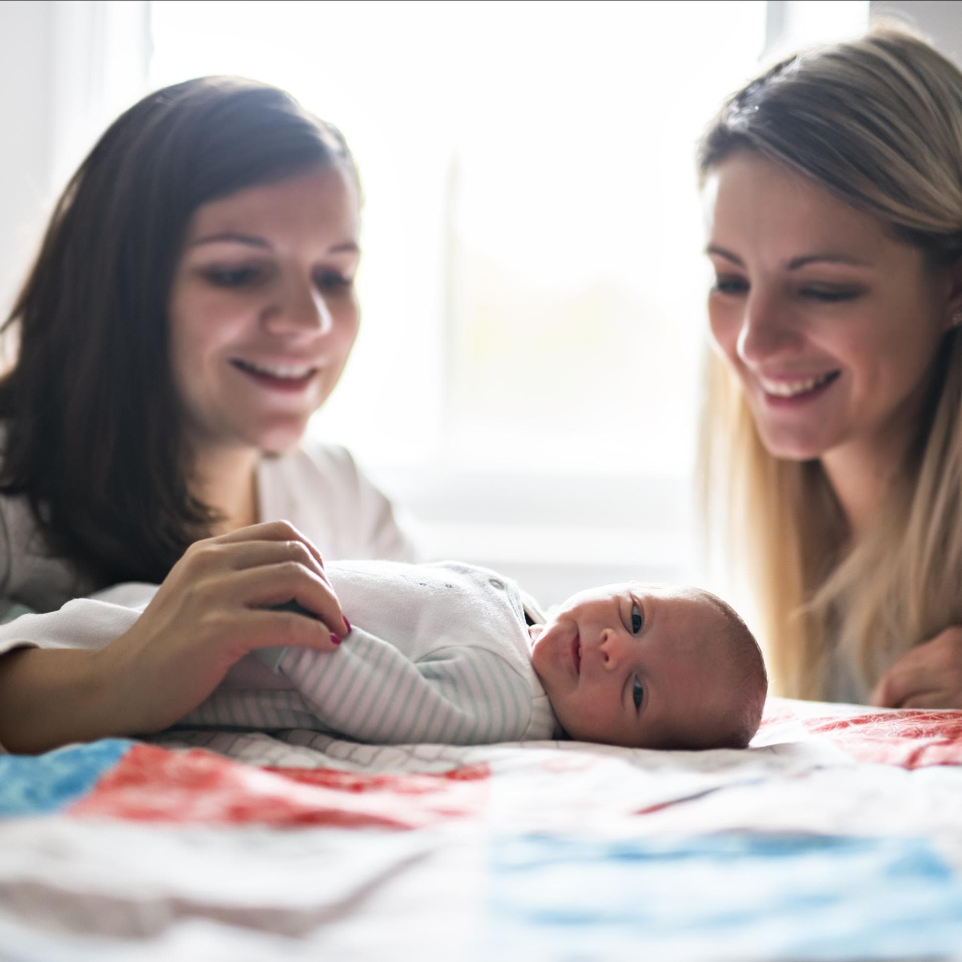 Ein Säugling und zwei Frauen