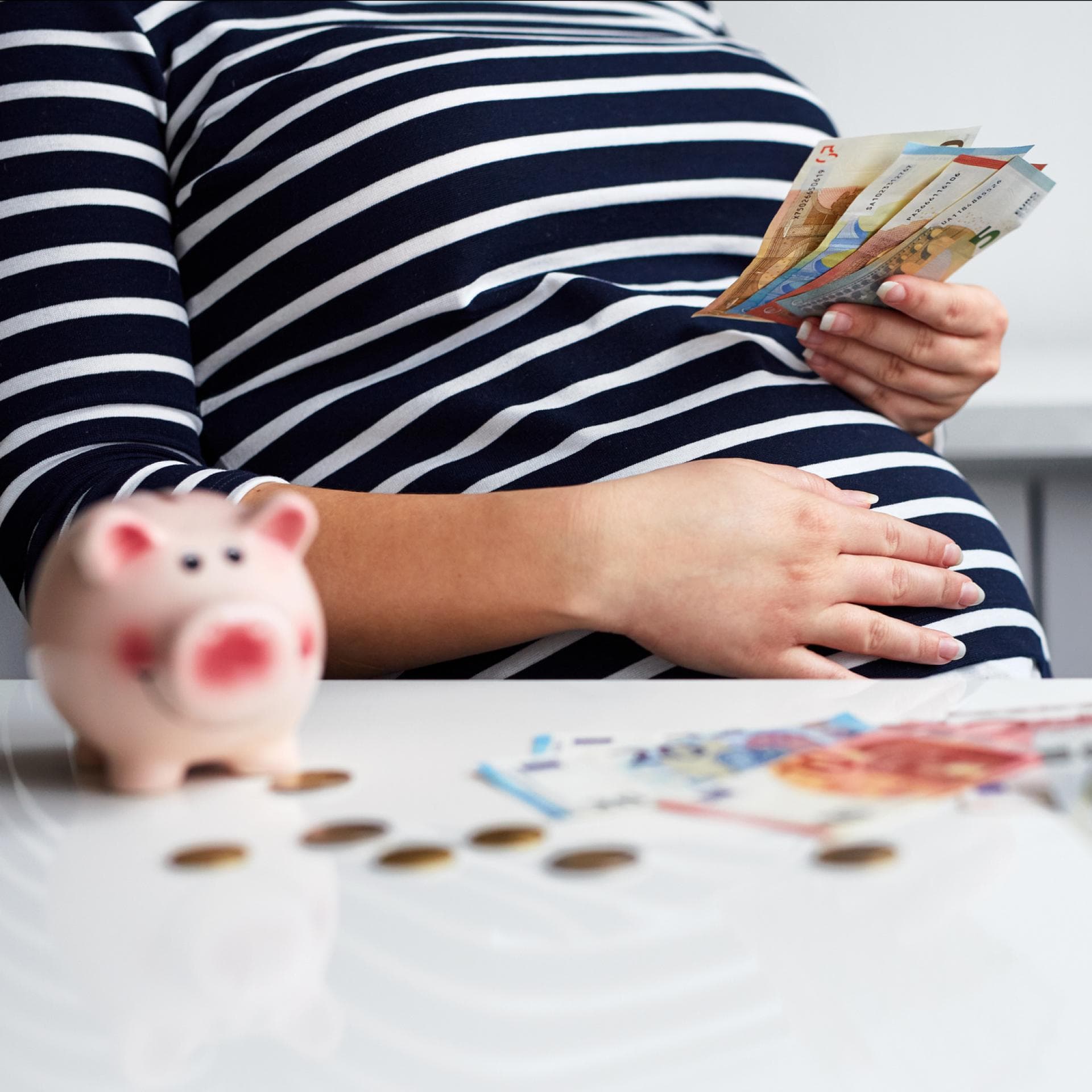 Schwangere berechnet ihr Elterngeld