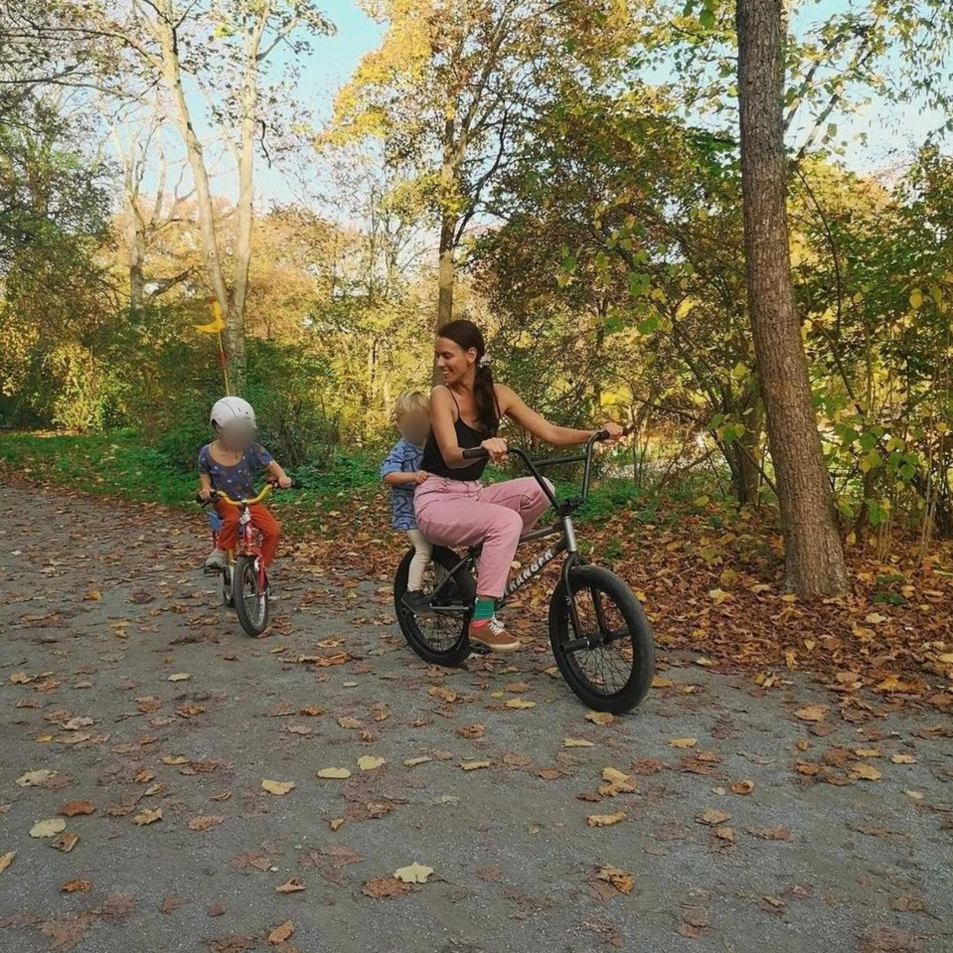 Jakara und ihre beiden Söhne beim Fahrradfahren