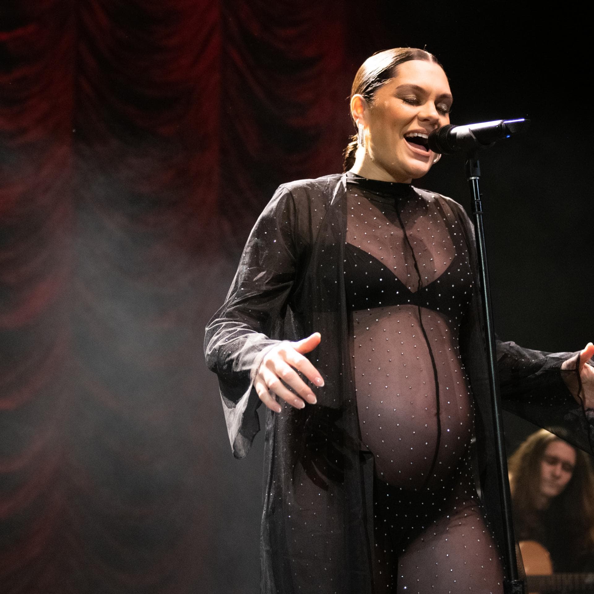 Die Sängerin Jessie J performt auf der Bühne. 