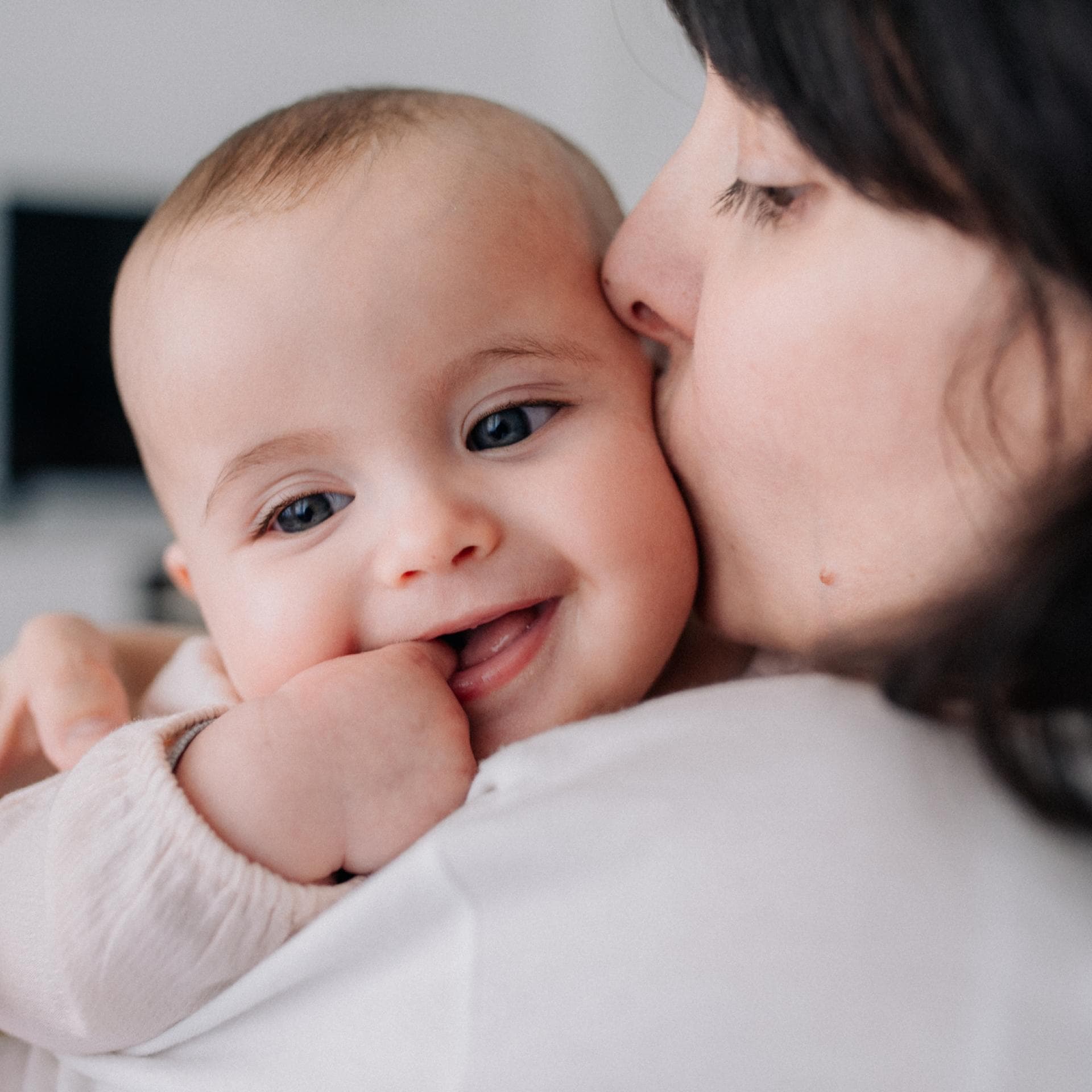 Mutter küsst ihr Baby
