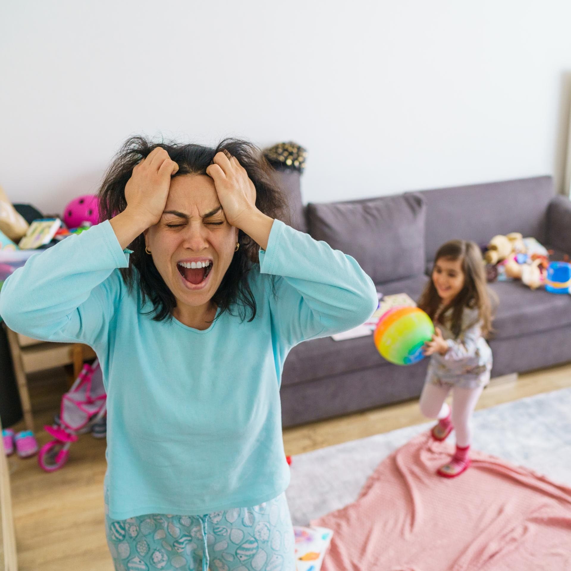 Verzweifelte Frau spielt mit ihrer Tochter