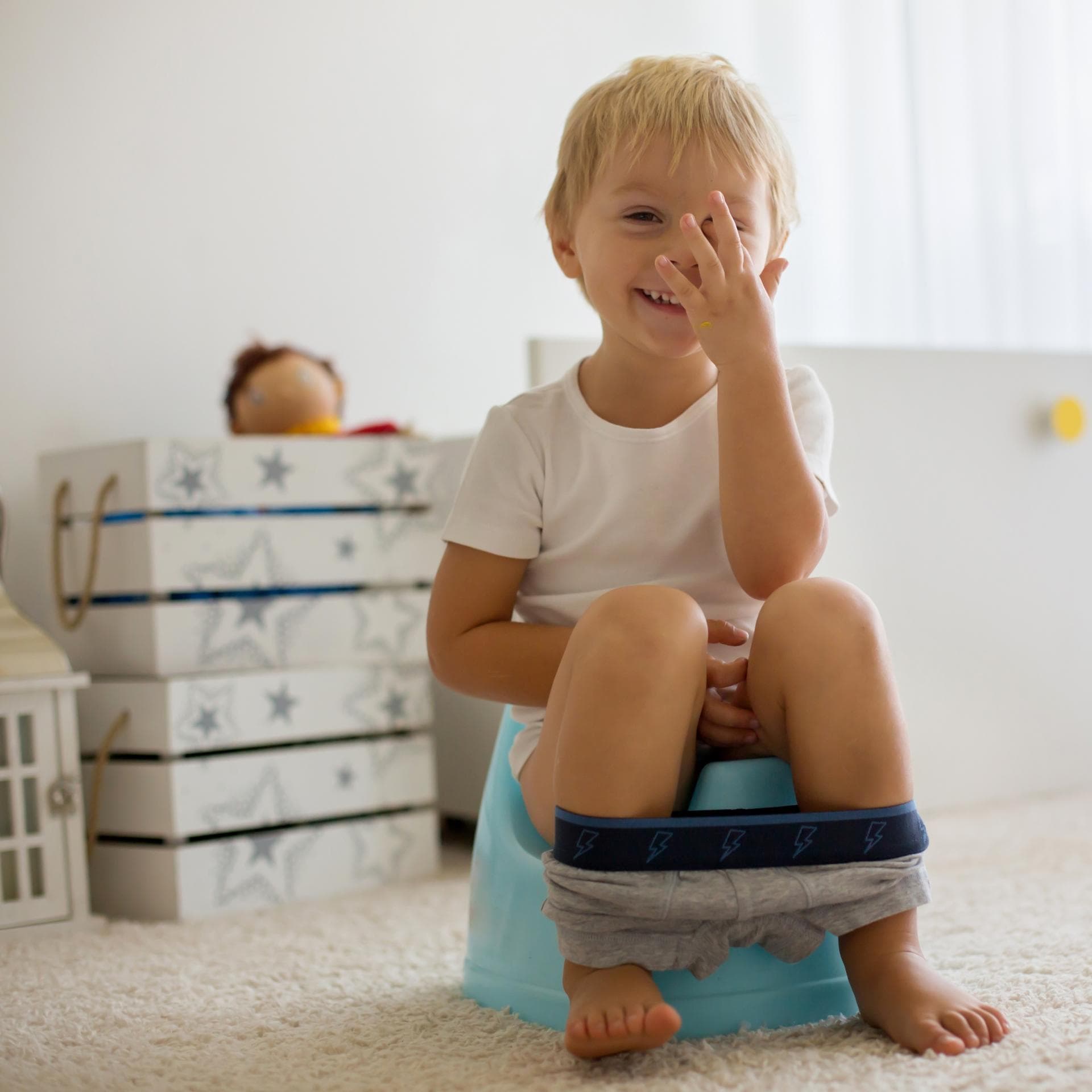 Junge sitzt auf dem Töpfchen.