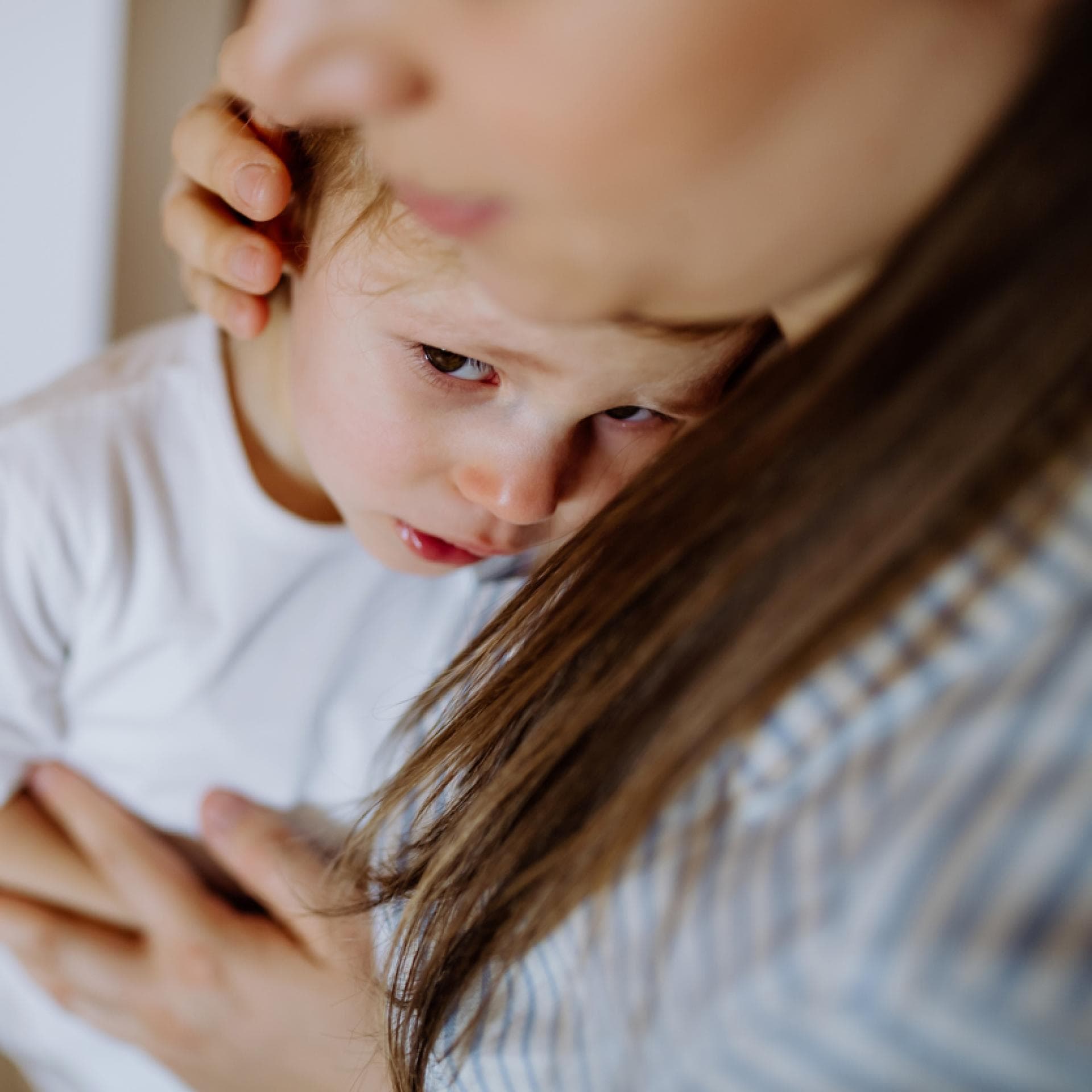 Junge weint beim Abschied von seiner Mutter.