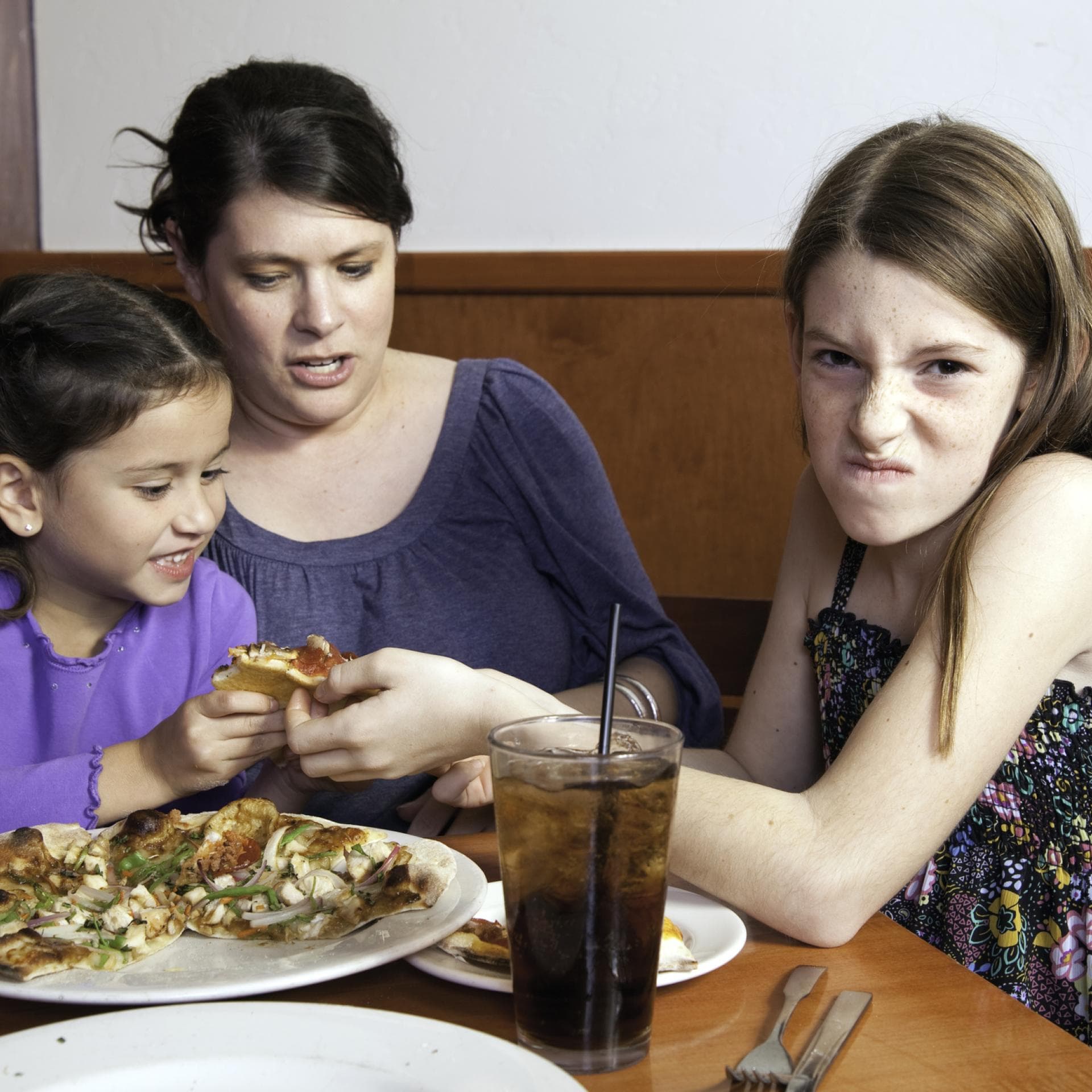 Schwestern streiten ums Essen.