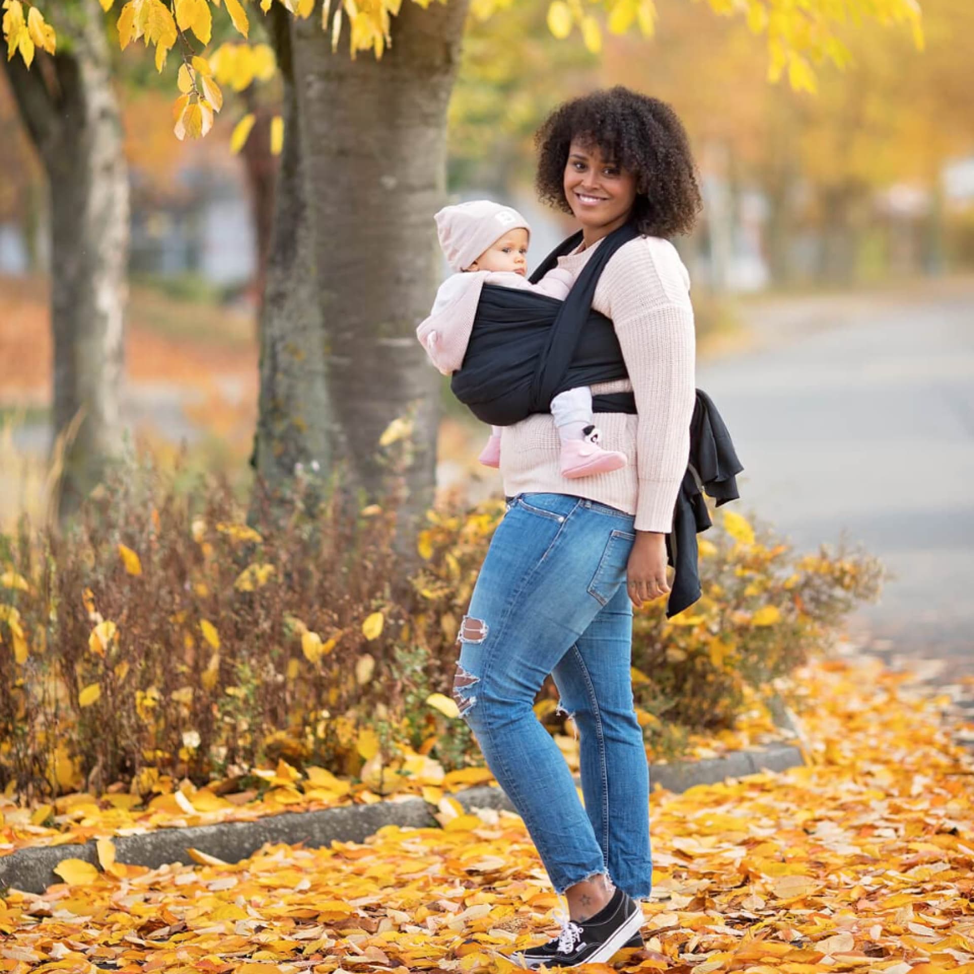 Mama mit Baby in Babytragetuch von Hoppediz in der Natur Mama mit Baby in Babytragetuch von Hoppediz in der Natur