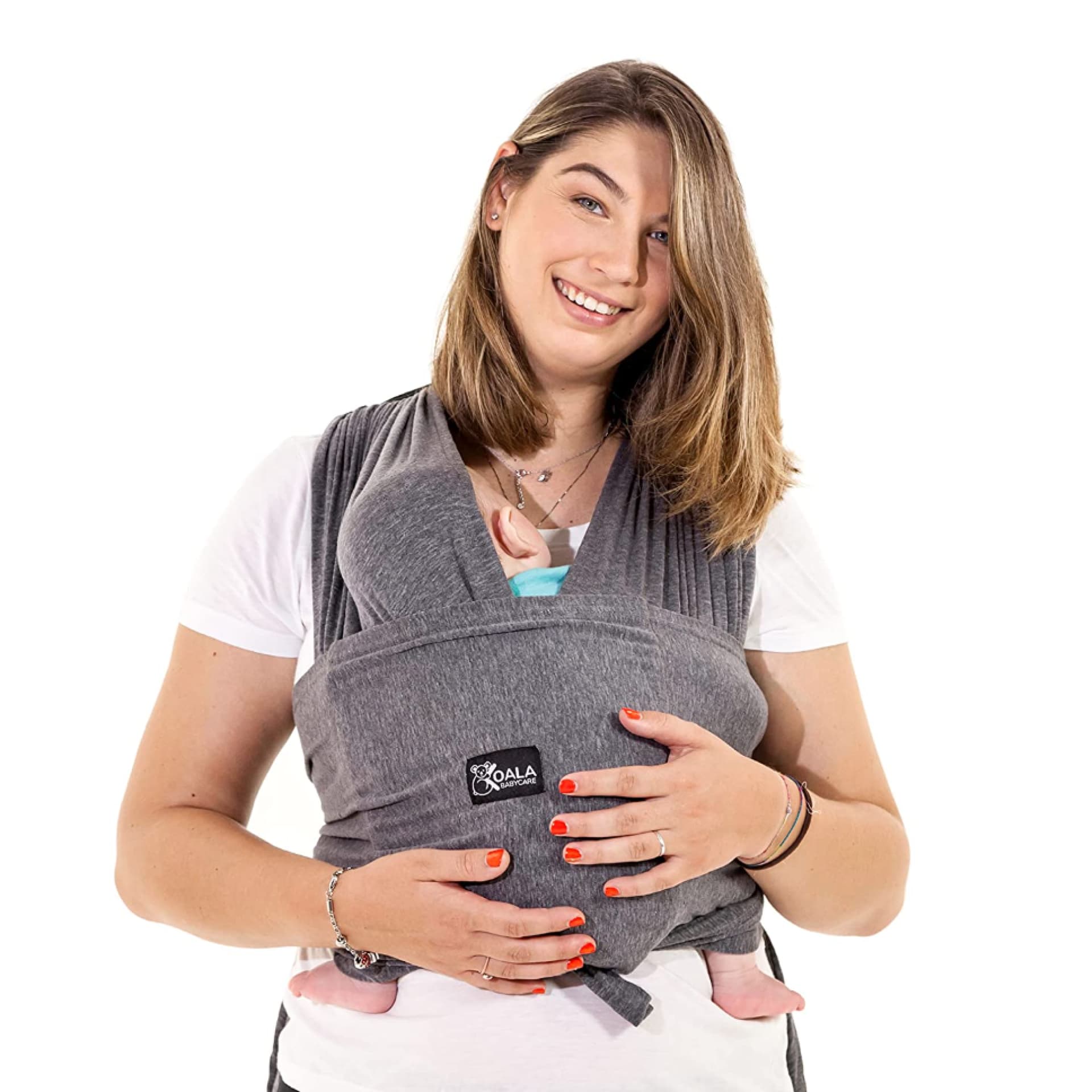 Mama trägt Baby in Tragetuch der Marke Koala Babycare Mama trägt Baby in Tragetuch der Marke Koala Babycare