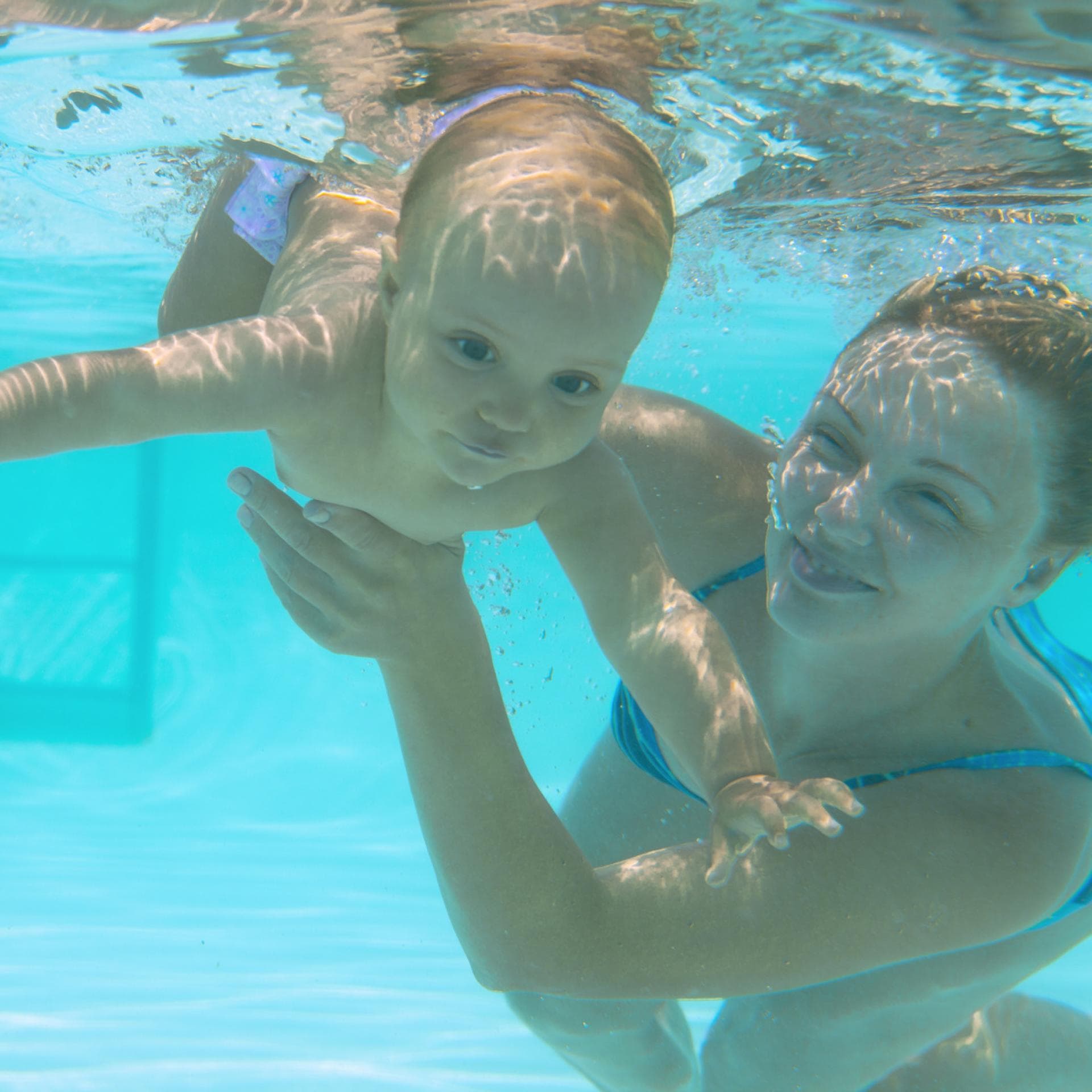 Baby beim Tauchen im Babyschwimmkurs