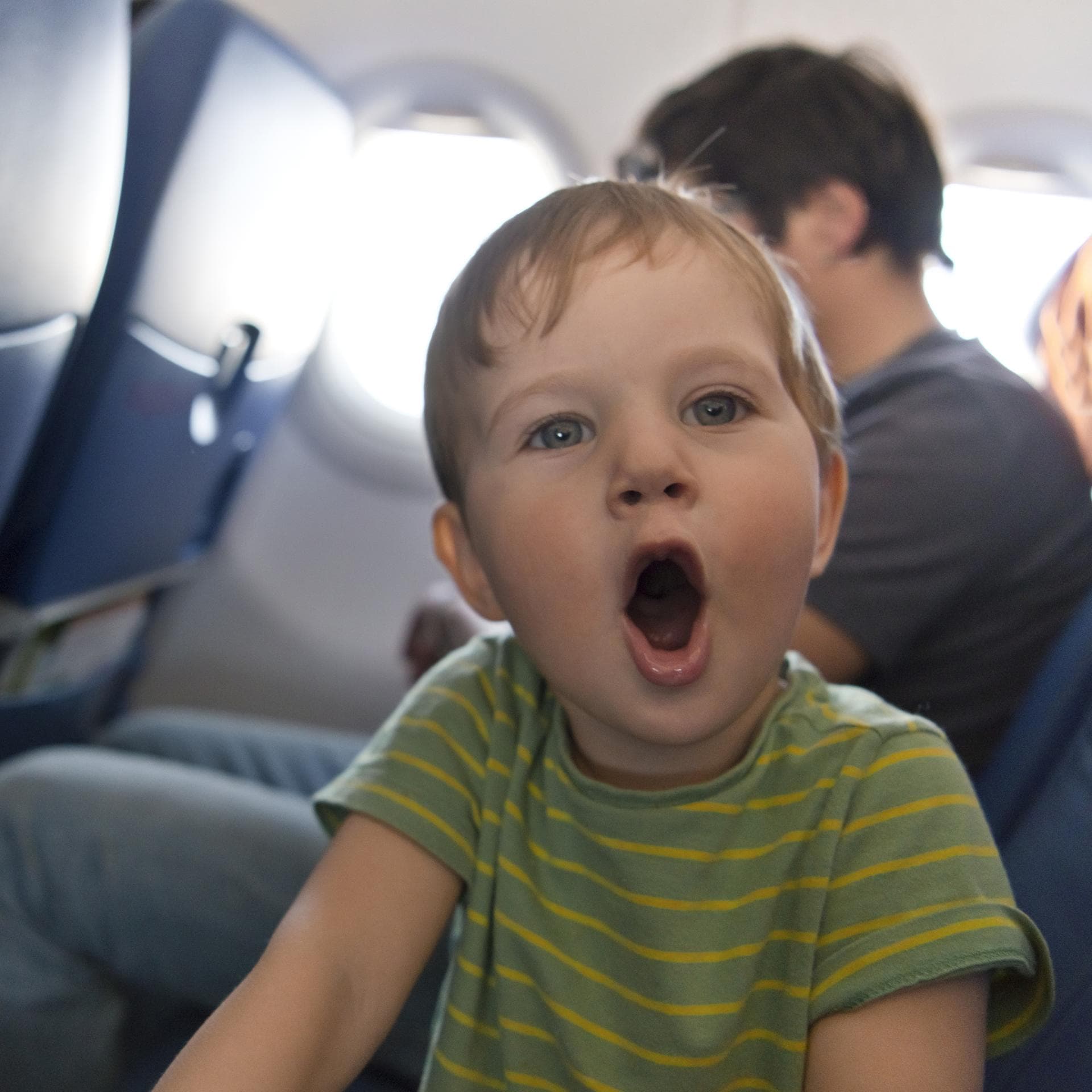 Kind ruft im Flugzeug.