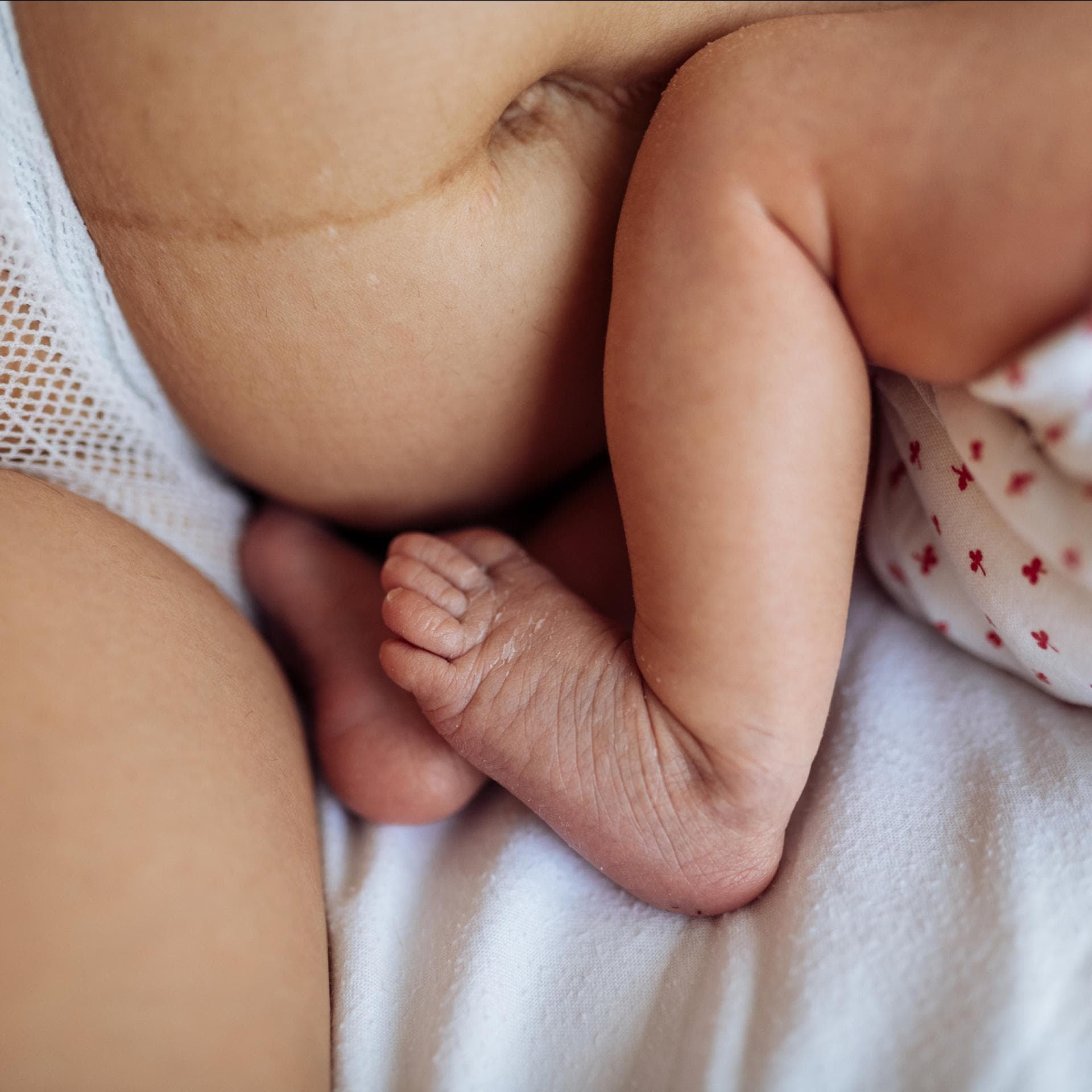 Bauch einer Mutter nach der Geburt mit Baby 