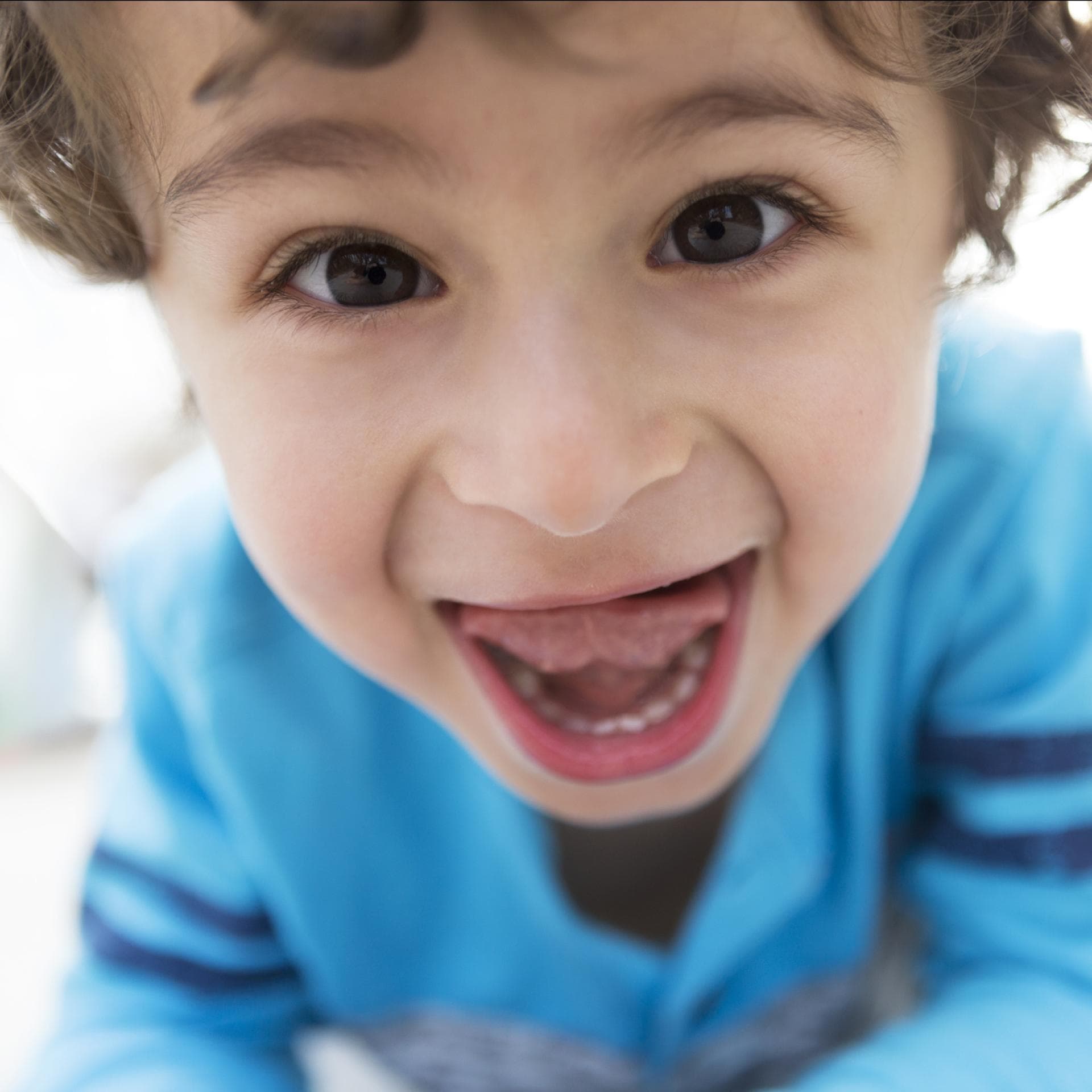 Kind streckt Zunge raus.