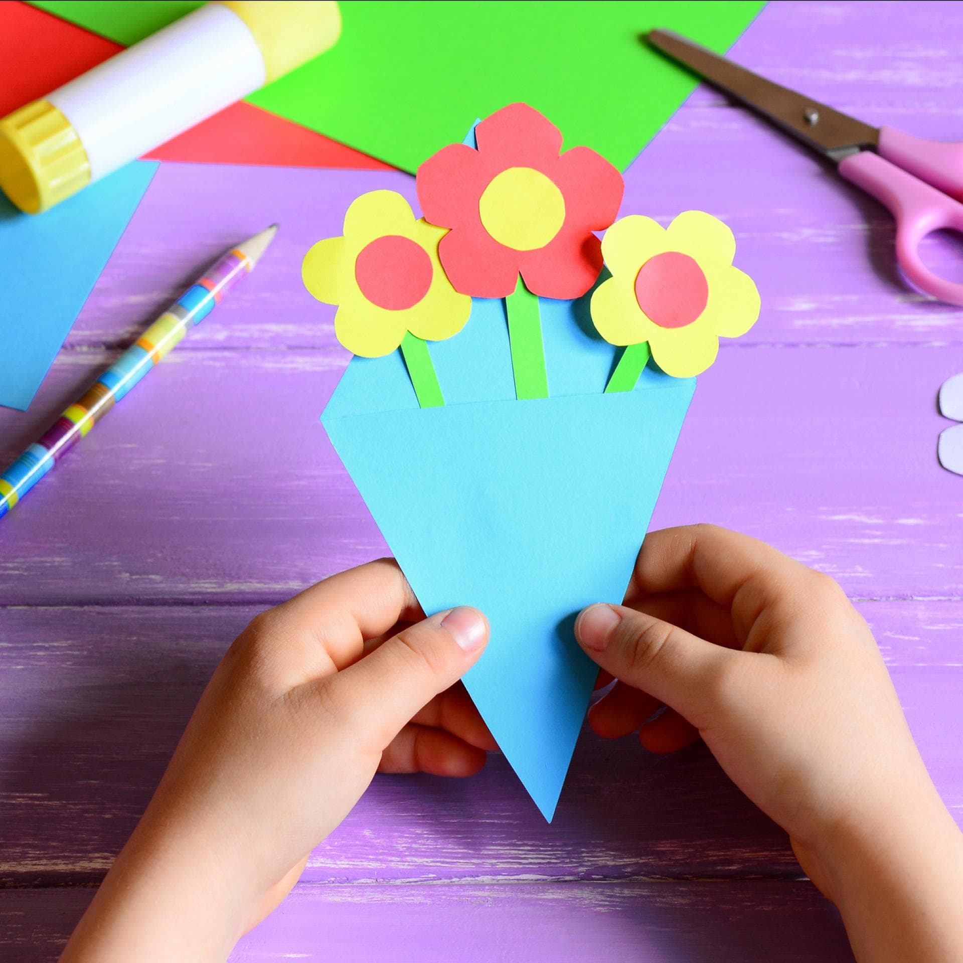 Gebastelte Einladungskarte mit Blumen