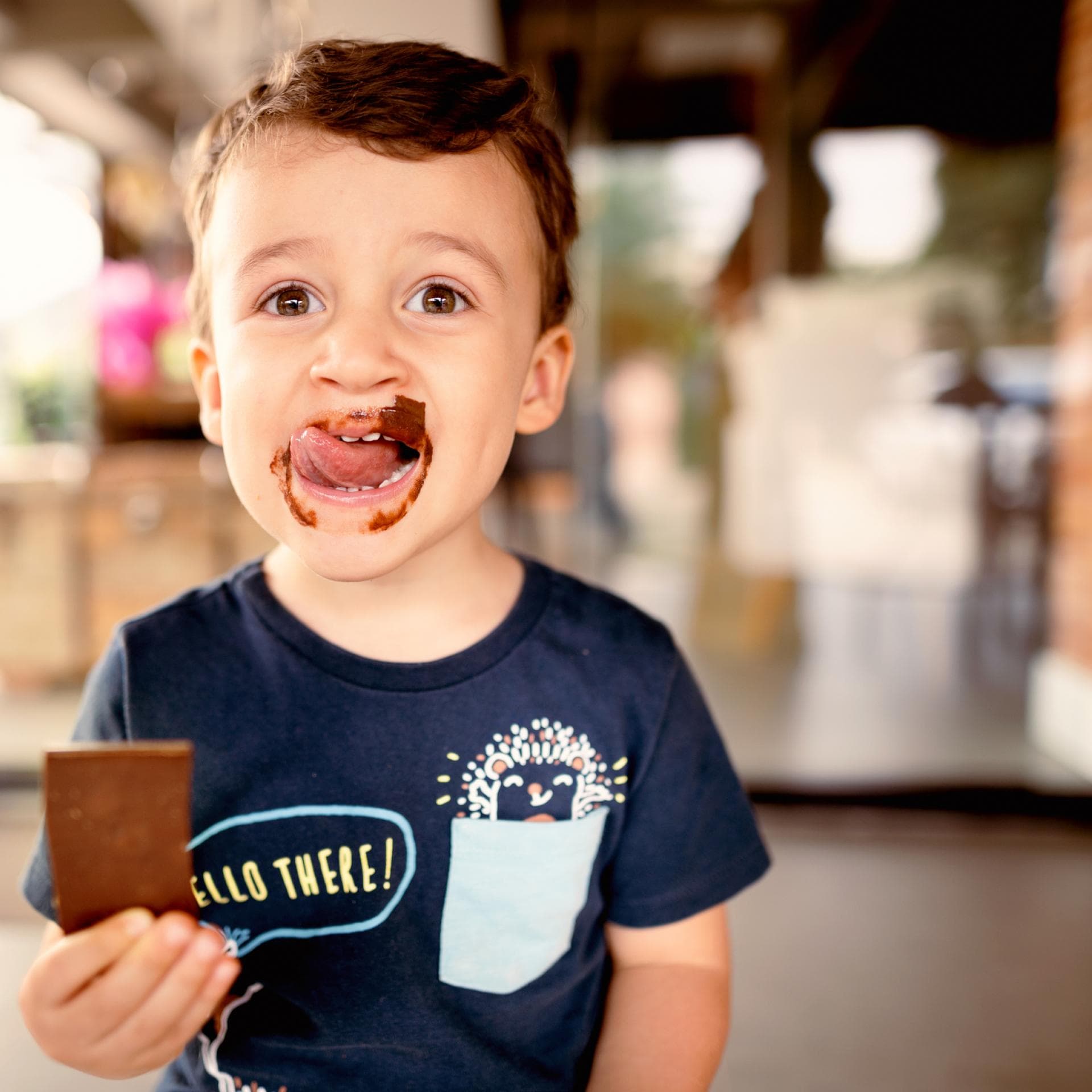 Junge mit schoko-verschmiertem Gesicht