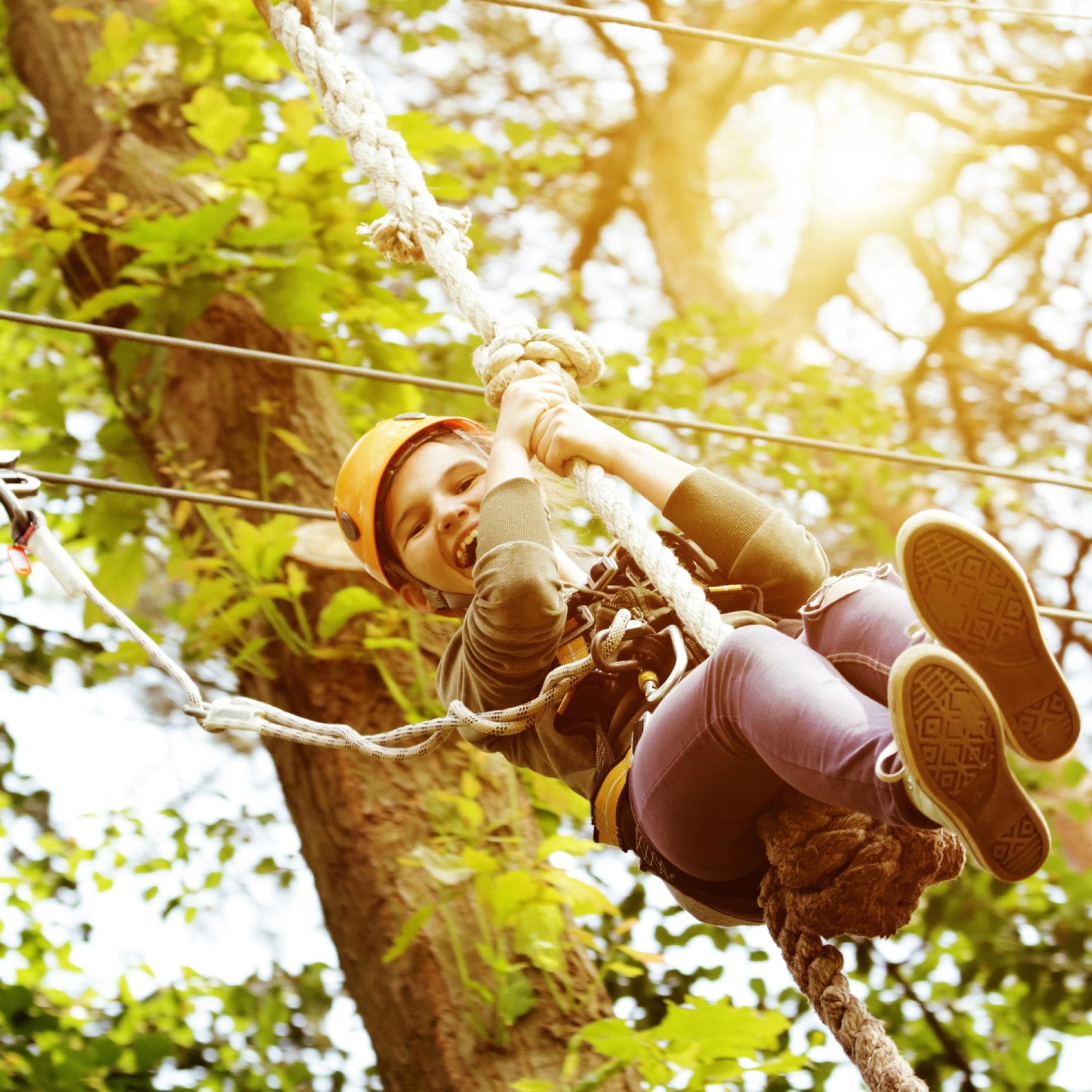 Kind im Kletterwald