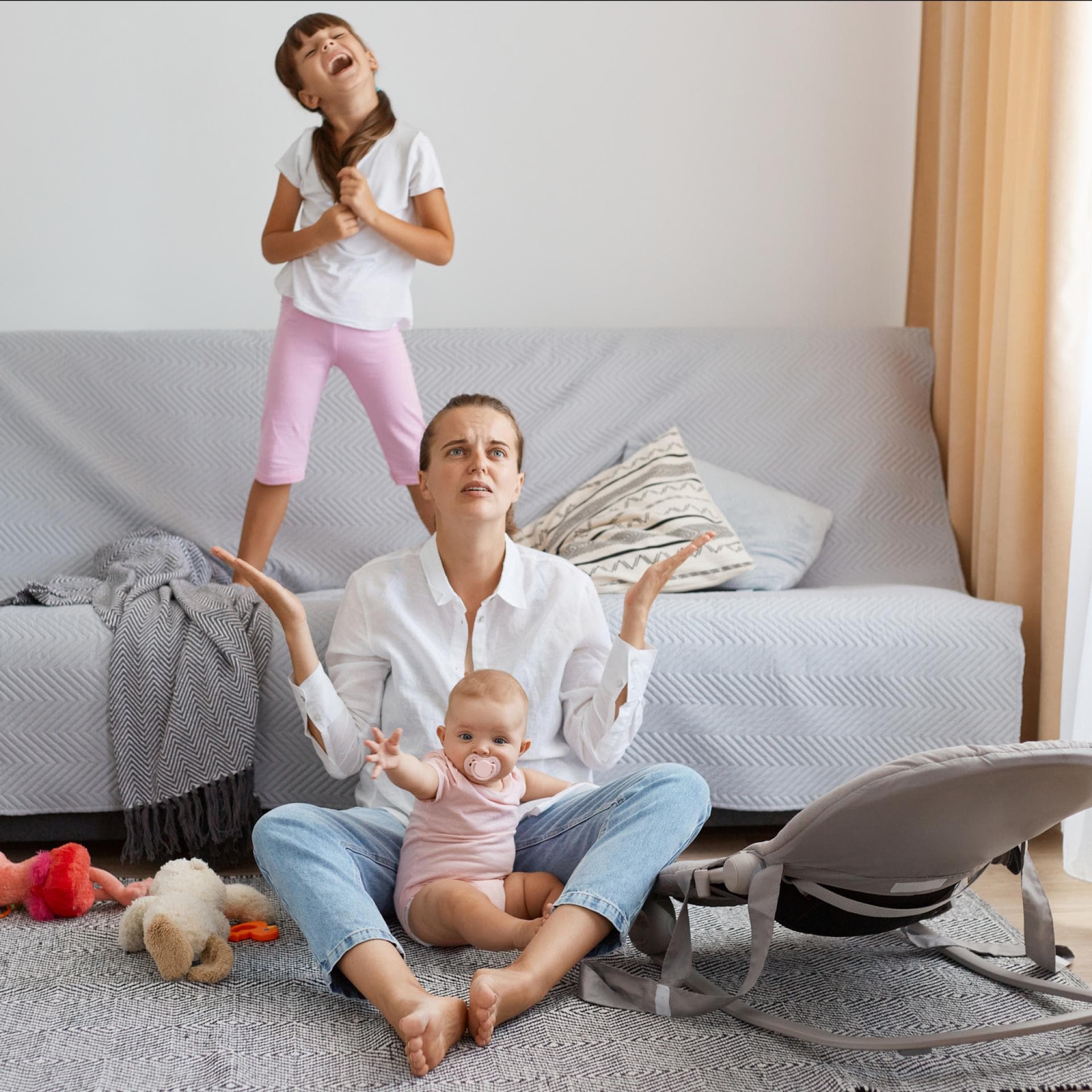 Verzweifelte Mama mit zwei Kindern