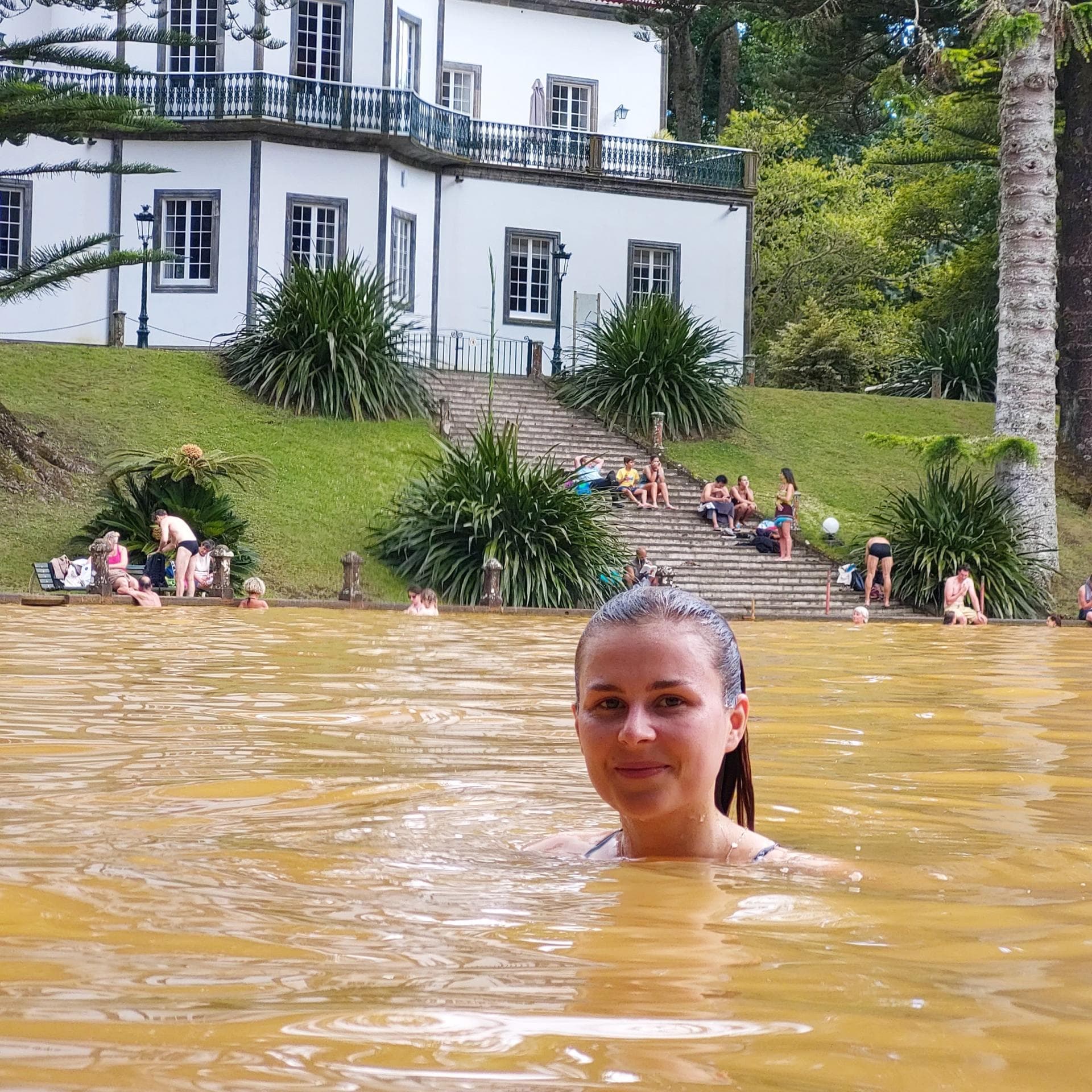 Baden in heißen Thermalquellen im Terra Nostra Park auf Sao Miguel
