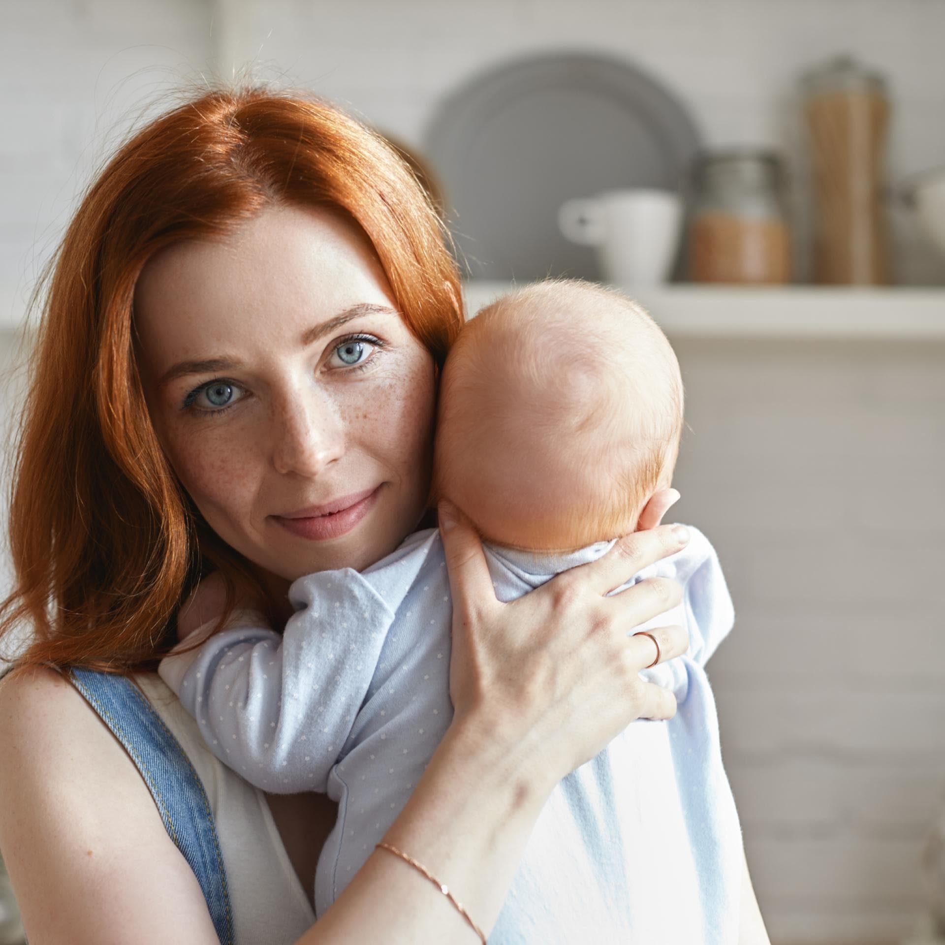 Mutter hält ihr Baby.