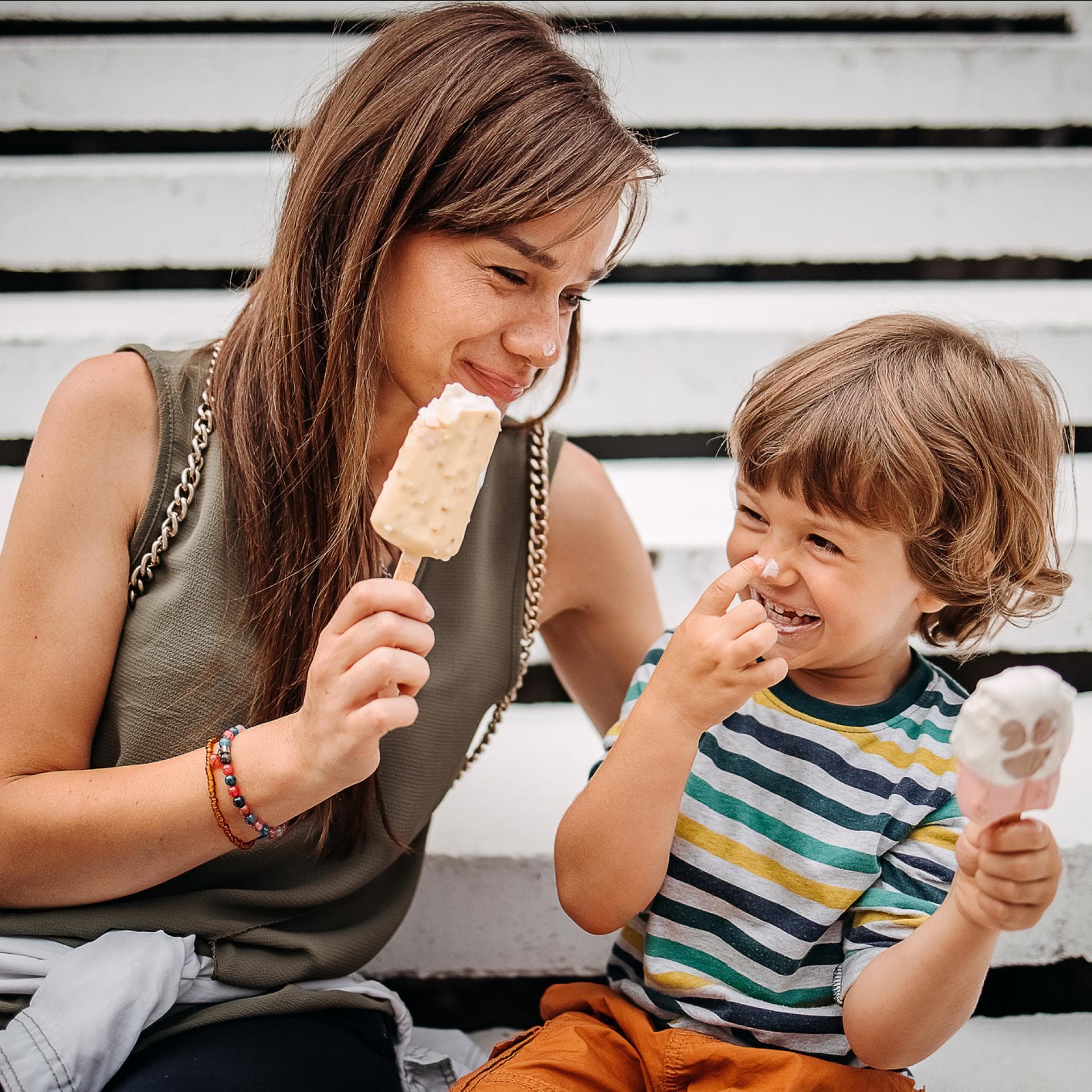 Eine Mama und ihr Sohn essen gemeinsam Eis