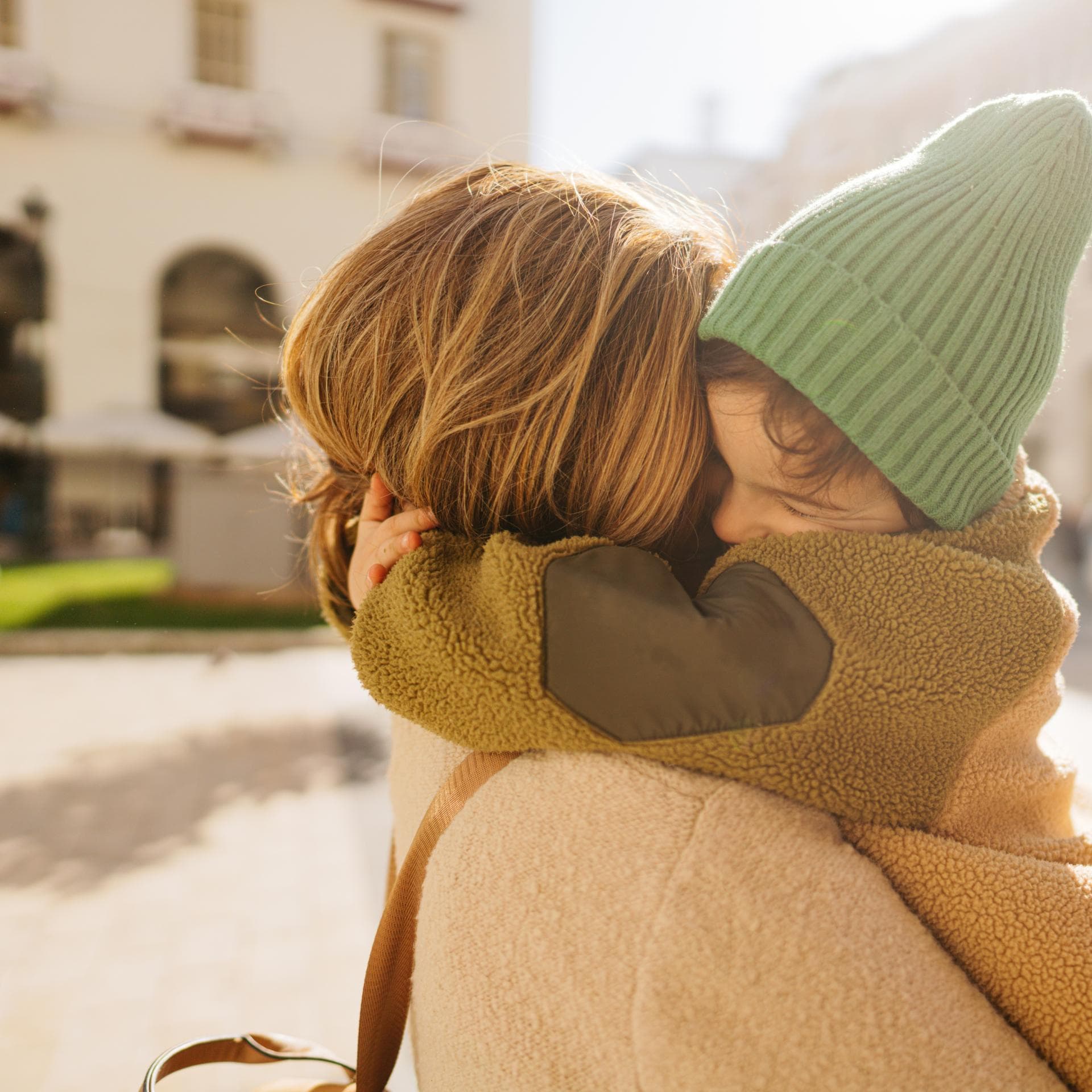 Mutter umarmt ihr Kind.