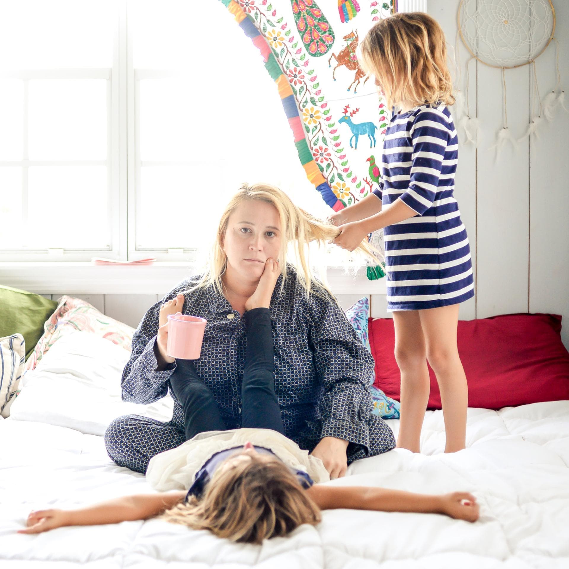 Mutter mit ihren zwei Kindern im Bett
