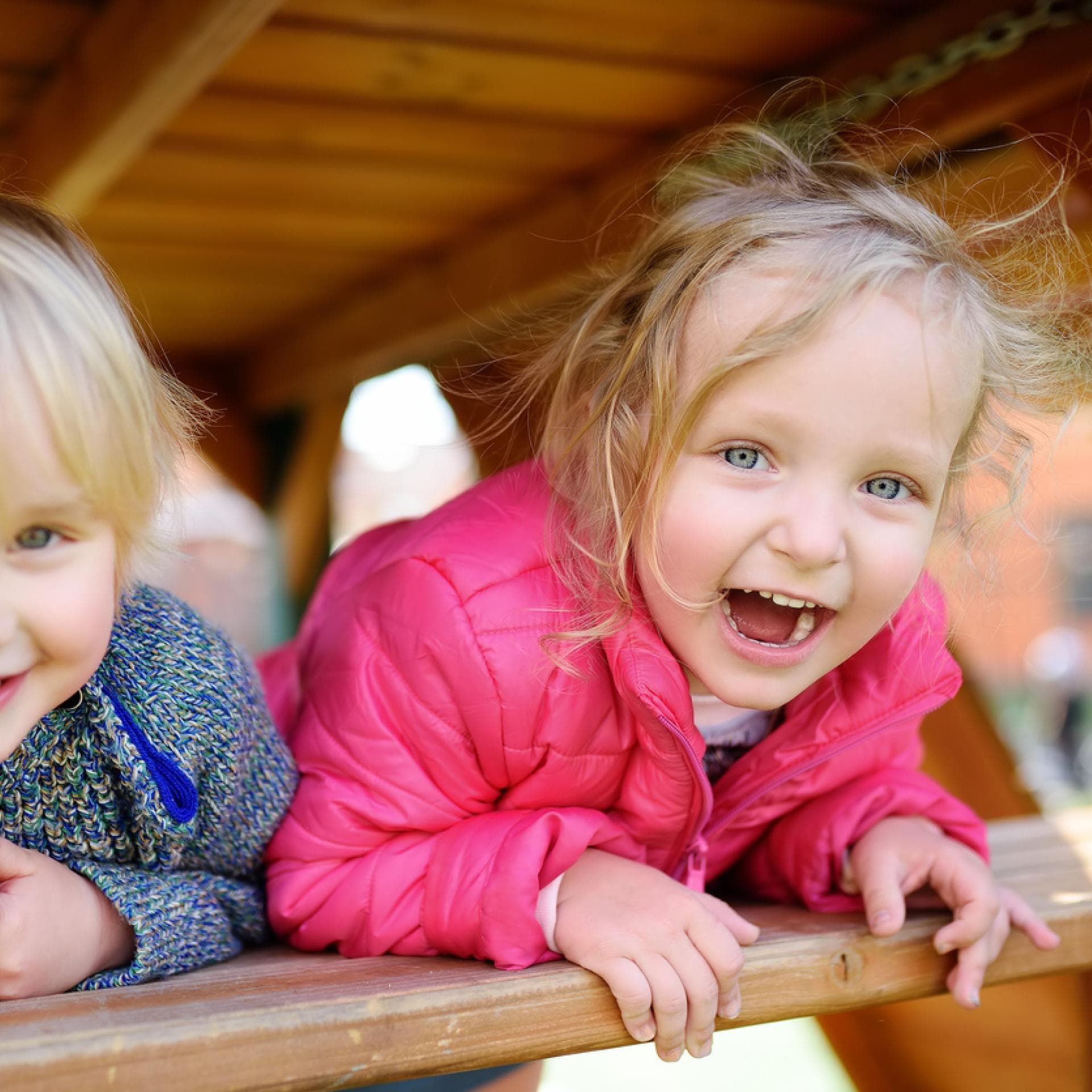 Glückliche Kinder, die Spaß am Spielplatz im Freien haben.
