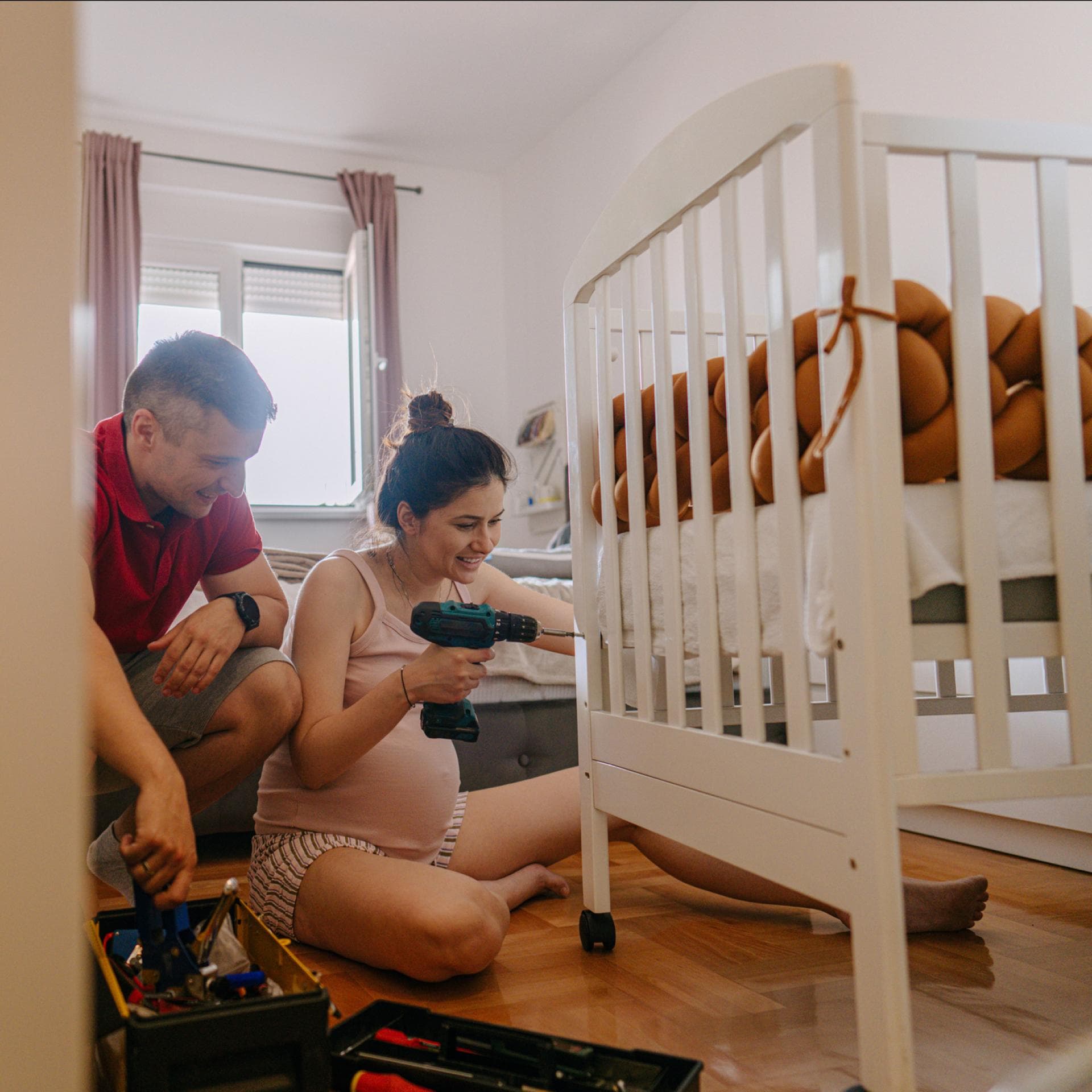 Schwangere bereitet Babybett vor