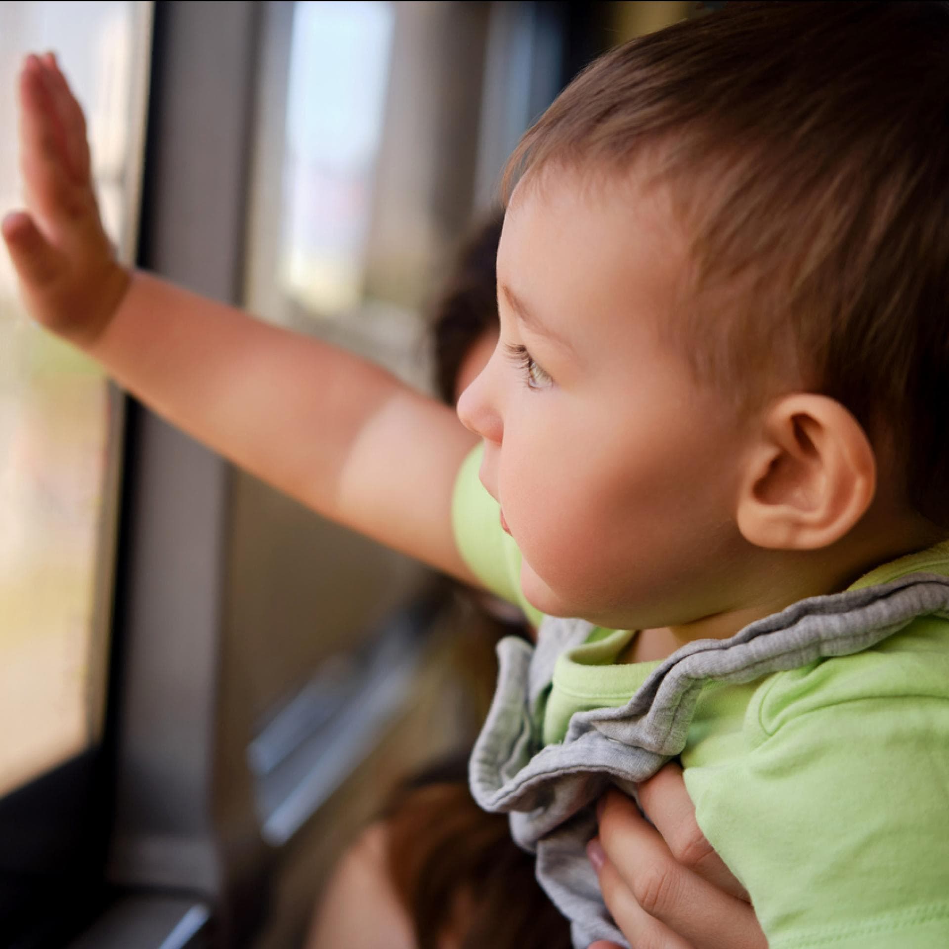 Kleiner Junge schaut zum Abschied aus dem Fenster