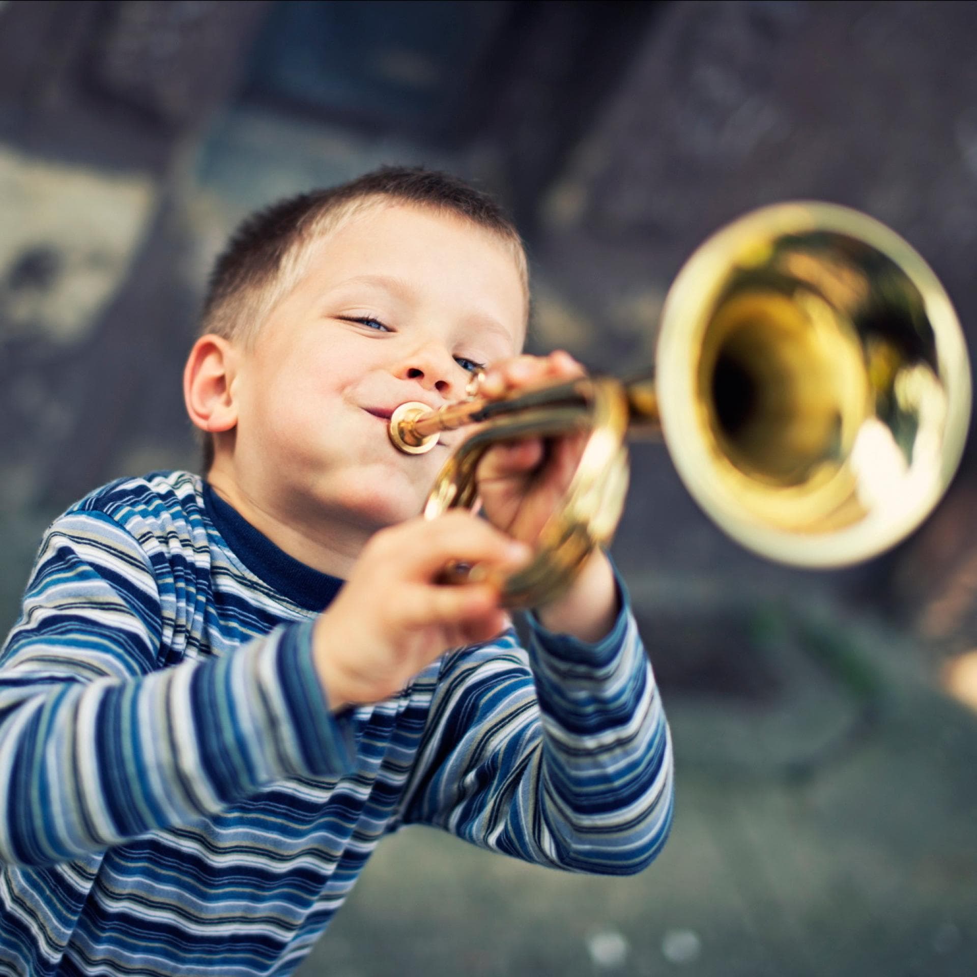 Junge mit Blasinstrument