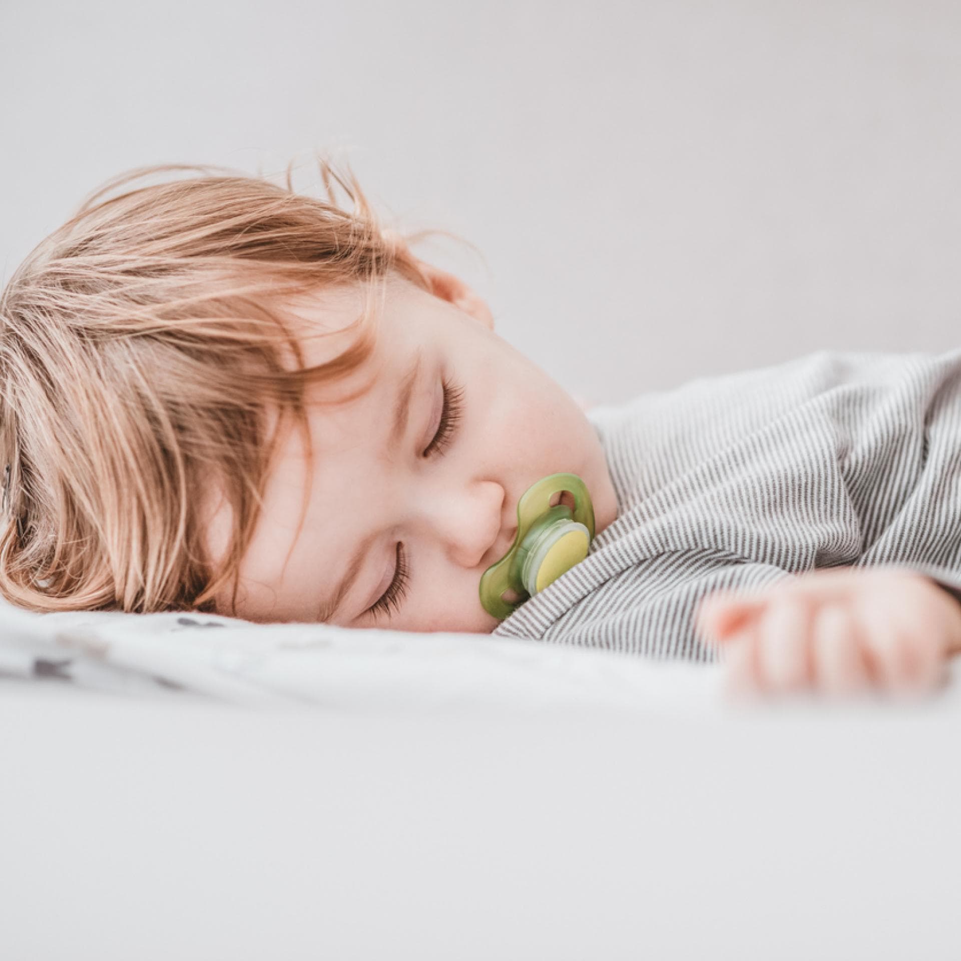 Kleiner Baby-Junge ist endlich mit Einschlafhilfe eingeschlafen