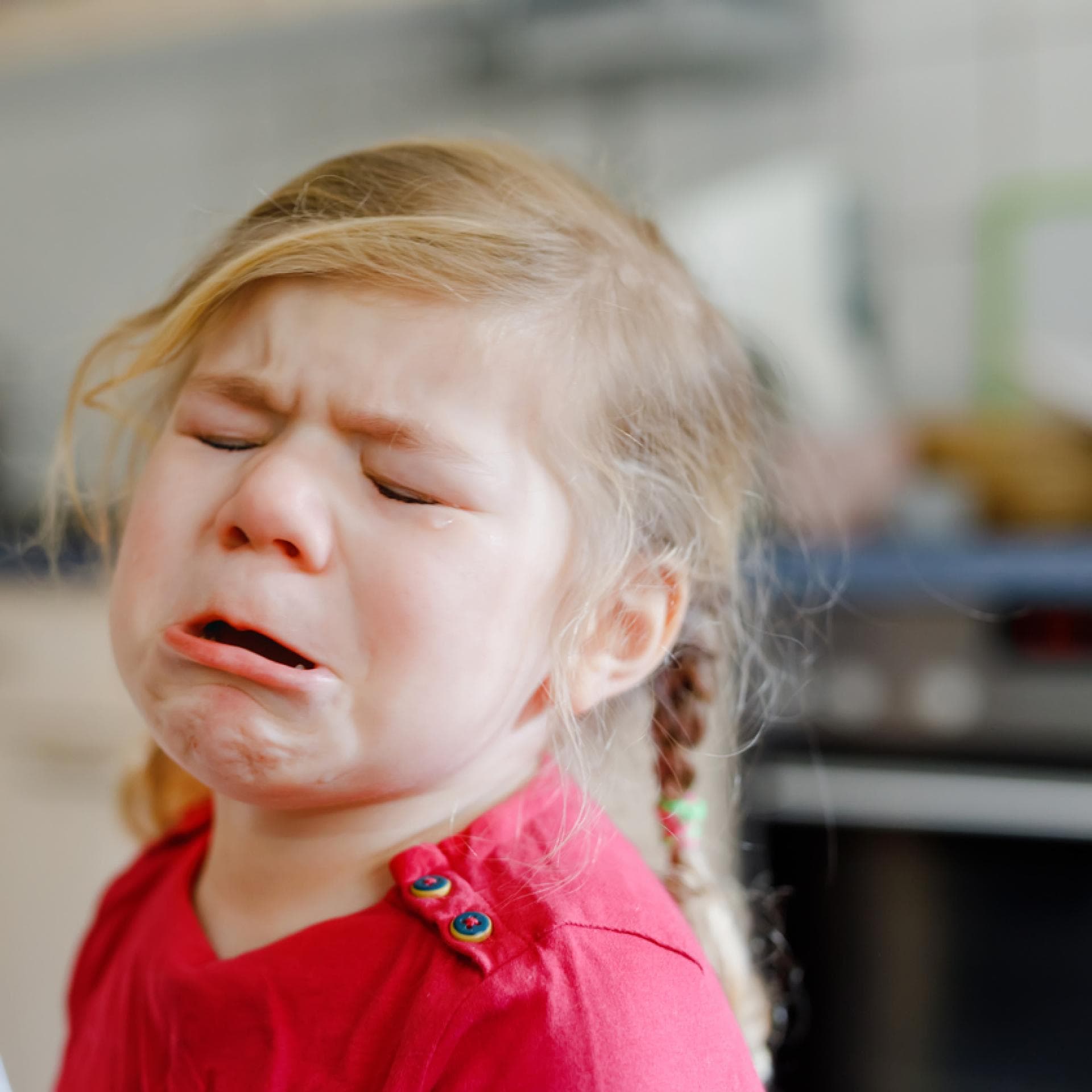 Kleines Mädchen quengelt und weint